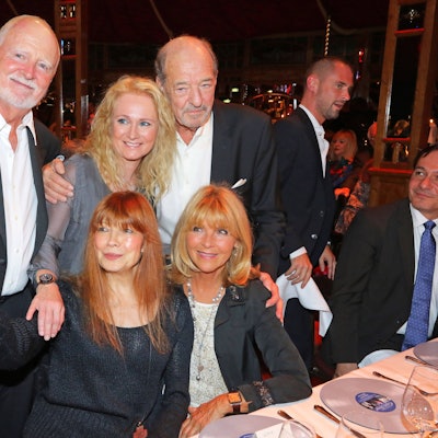 Bernd Meinunger (2. v. l.) mit Nicole (ESC 1982), Ralph Siegel, Katja Ebstein (ESC 1970, 1971, 1980) und Lena Valaitis (ESC 1981) bei der Feier zum 70. Geburtstag von Ralph Siegel im Schuhbecks Teatro in München, 2015.
