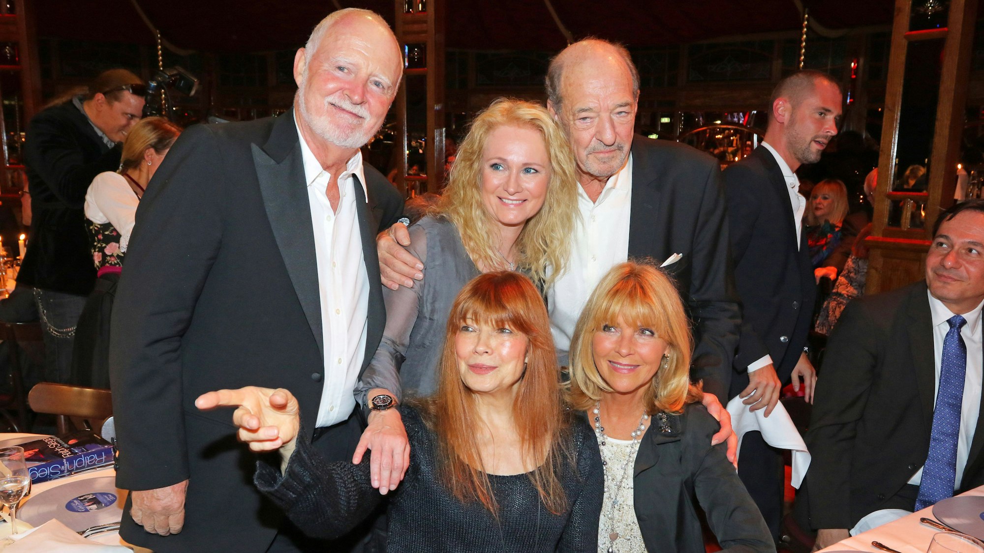 Bernd Meinunger (2. v. l.) mit Nicole (ESC 1982), Ralph Siegel, Katja Ebstein (ESC 1970, 1971, 1980) und Lena Valaitis (ESC 1981) bei der Feier zum 70. Geburtstag von Ralph Siegel im Schuhbecks Teatro in München, 2015.