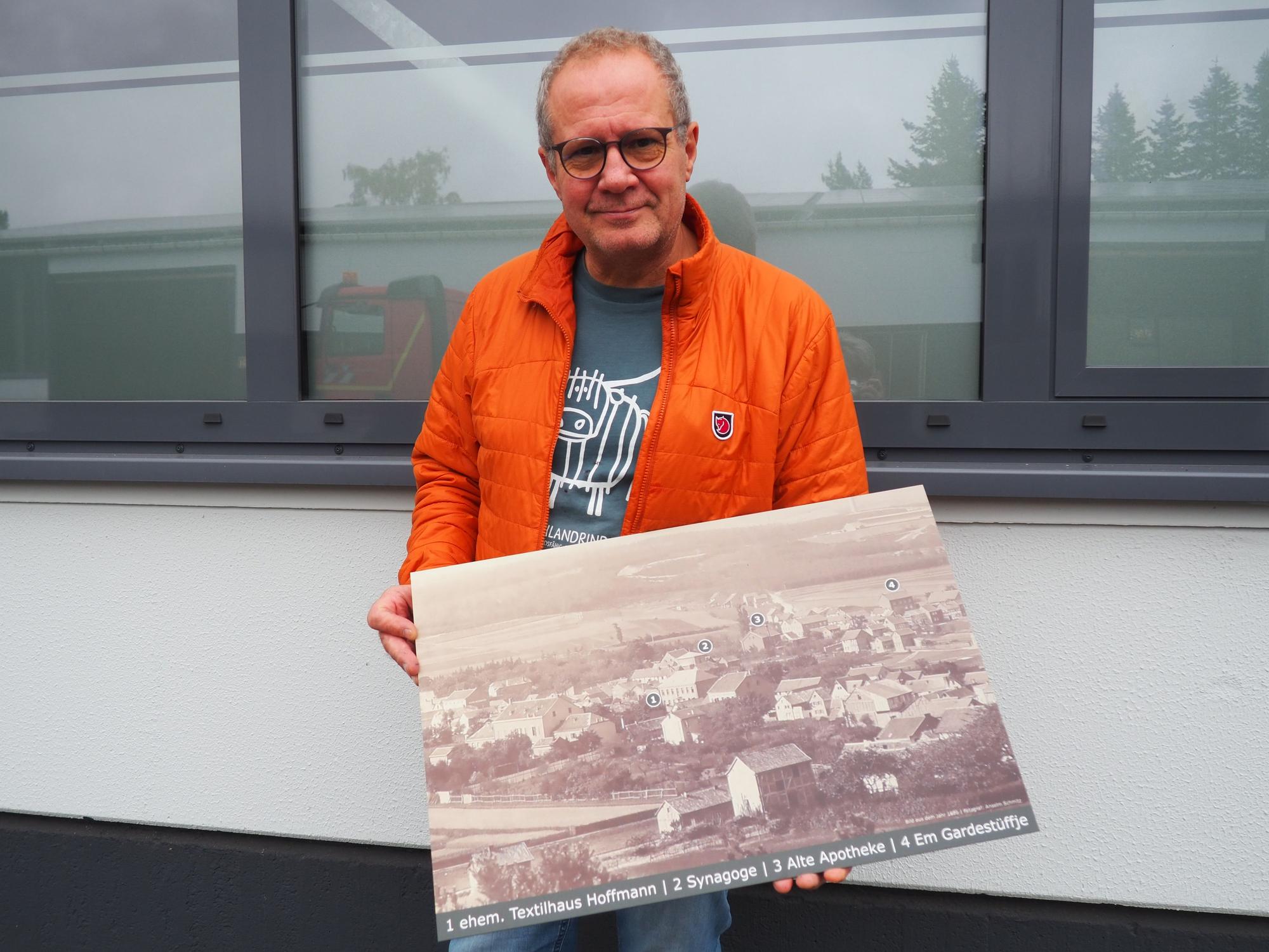Rainer Schulz zeigt ein altes Foto von Mechernich.
