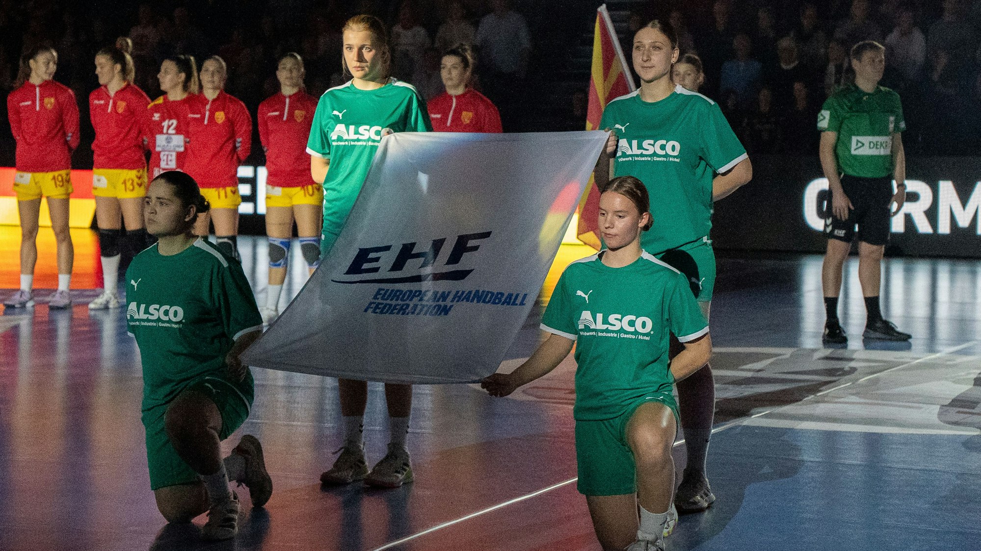 Jugendhandballerinnen der HBD Löwen mit der EHF-Fahne.