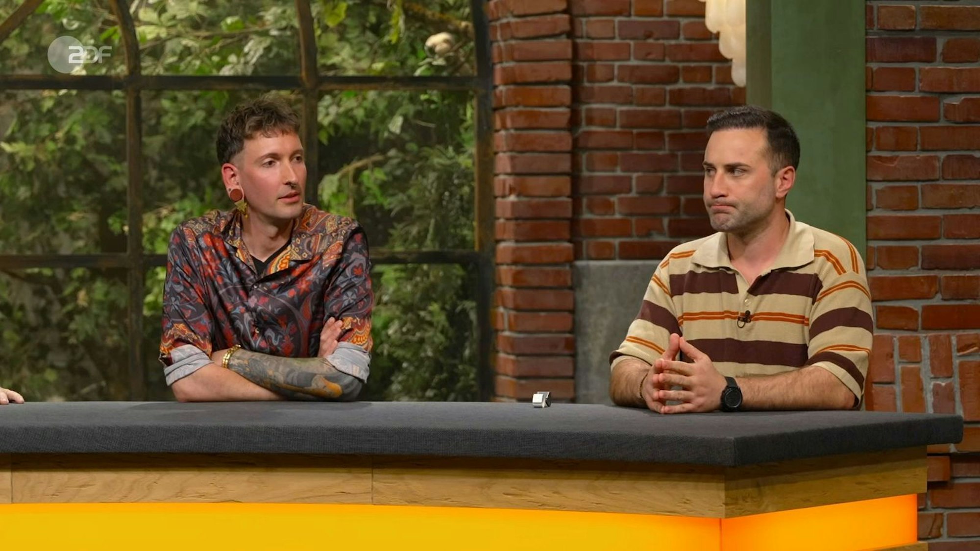 „Ich bin selber Ornithologie-begeistert und finde es deswegen für meine Sammlung sehr spannend“, zeigte Fabian Kahl (links) großes Kaufinteresse. Bei 2.500 Euro bekam er dann auch den Zuschlag.
(Bild: ZDF)