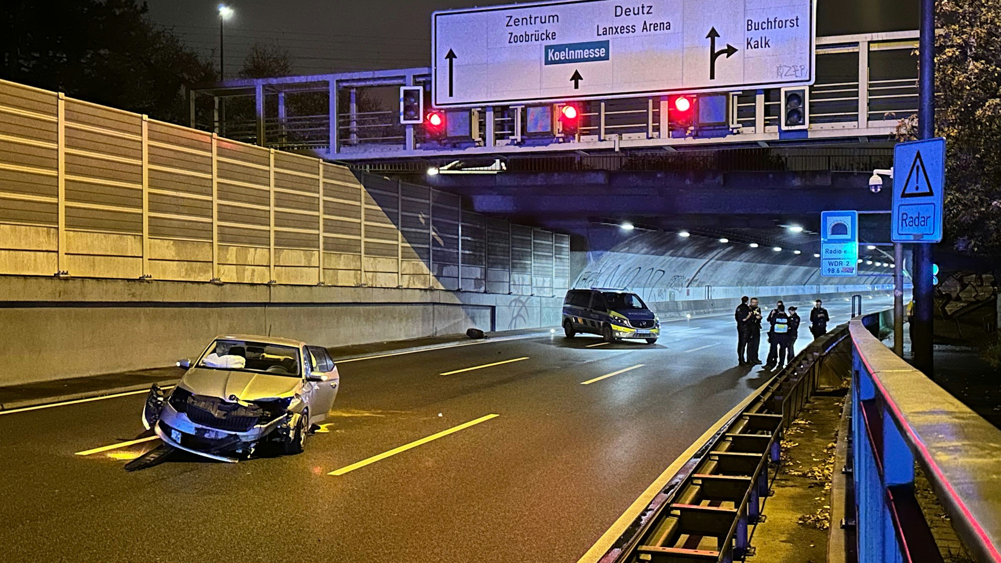 Die Polizei sichert den Tunnel Kalk ab, nachdem es dort zu einem Unfall kam.