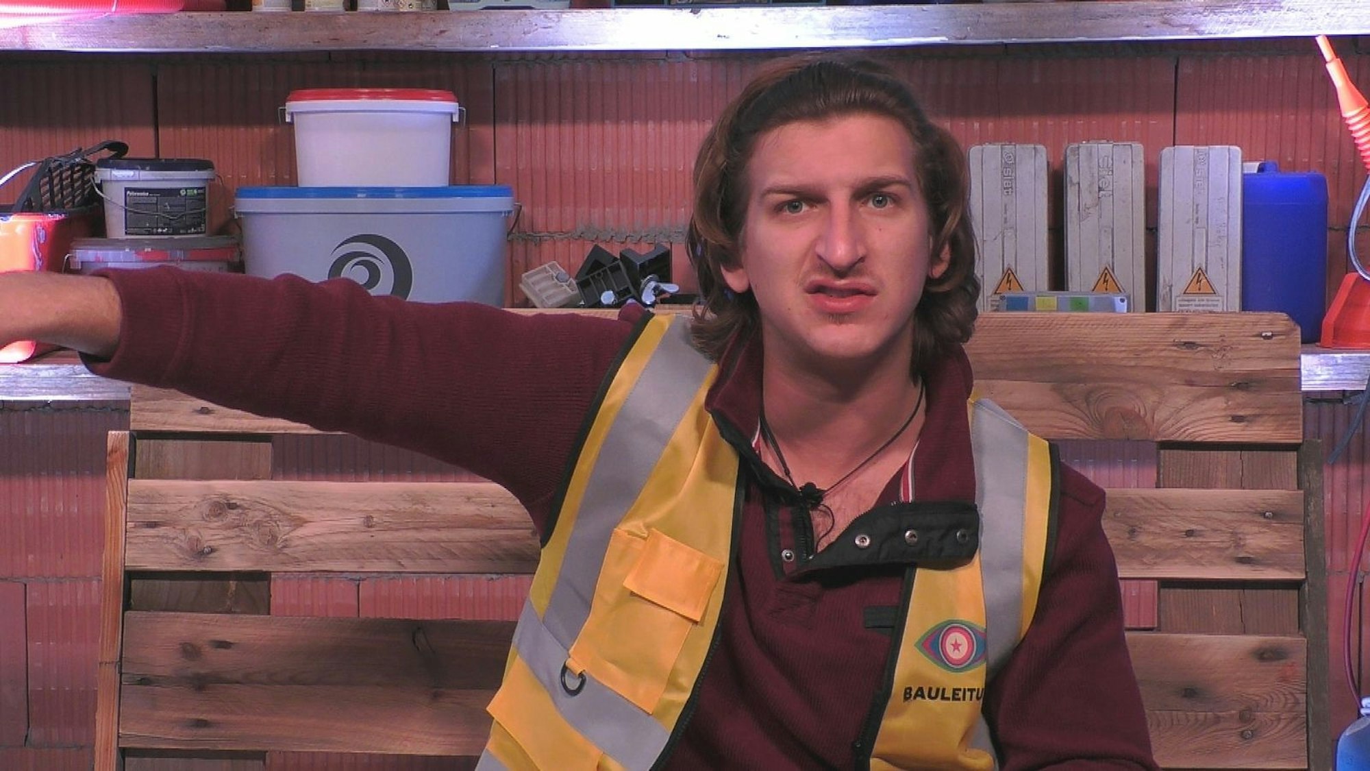 Erik fühlt sich von Laura Blond provoziert. Dabei hatten die beiden sich zu Beginn von „Promi Big Brother“ noch so gut verstanden... (Bild: Joyn)