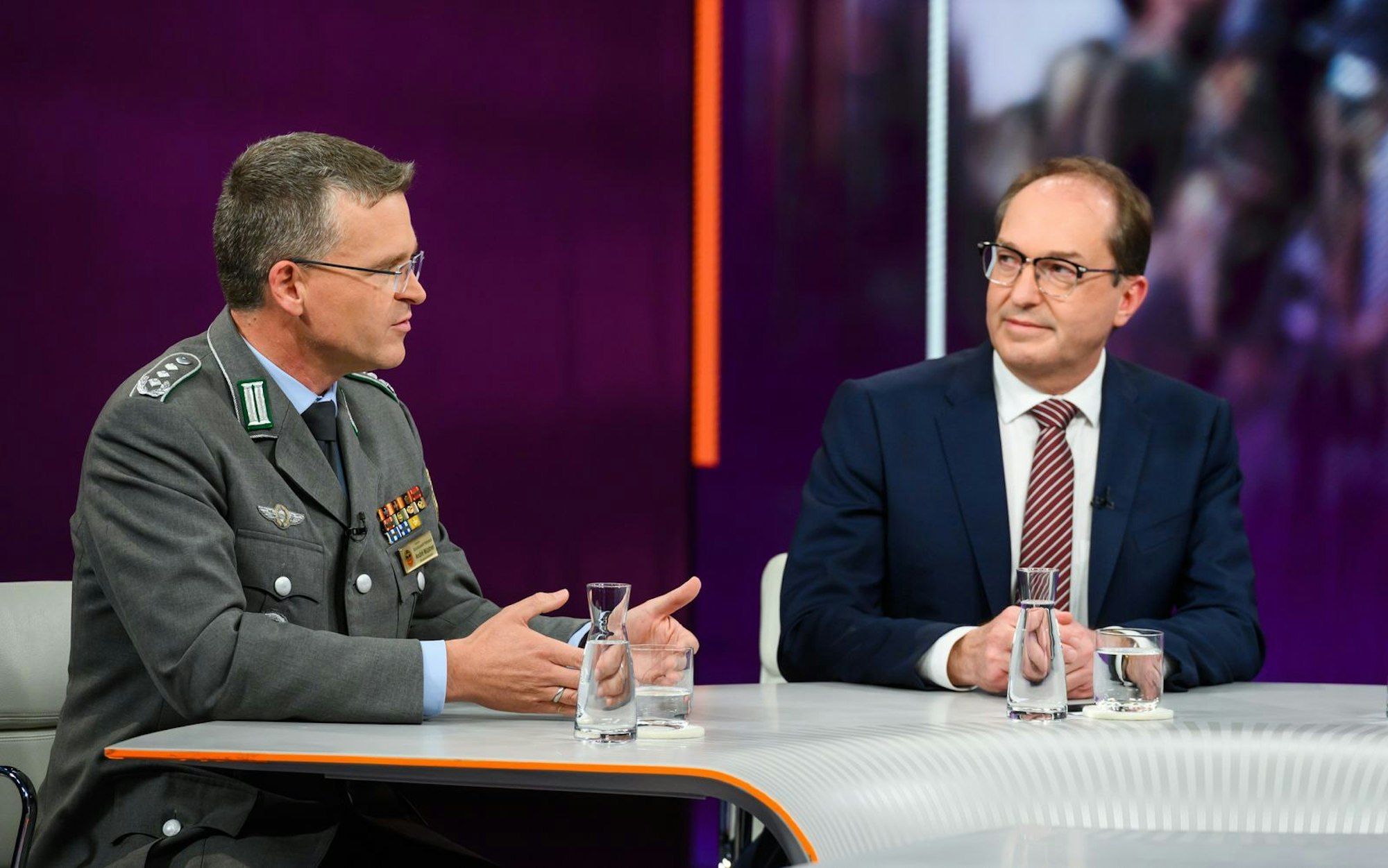 Bundesinnenminister Alexander Dobrindt warb bei „Maybrit Illner“ (ZDF) um die Amtshilfe der Bundeswehr bei der Drohnenabwehr in Deutschland. (Bild: ZDF/Jule Roehr )