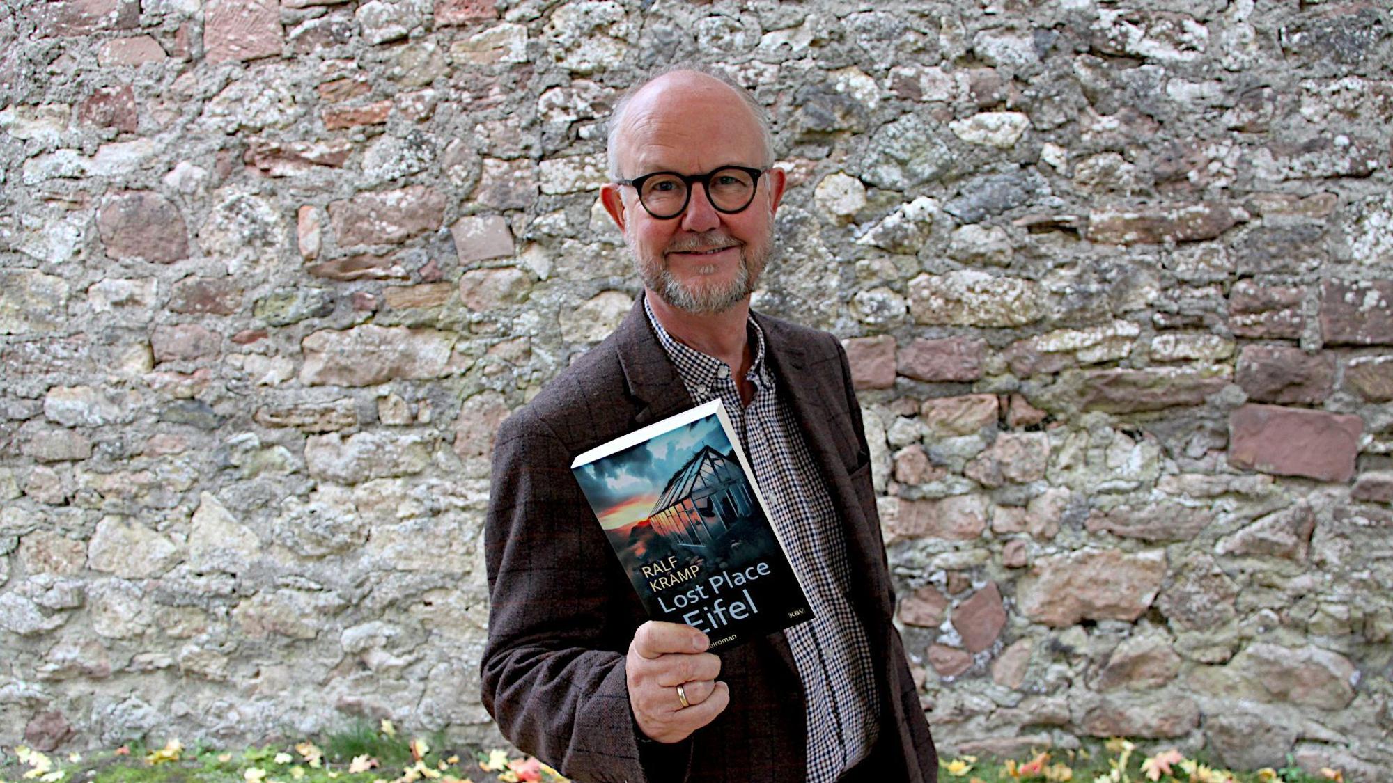 Ralf Kramp hält sein neues Buch in der Hand.