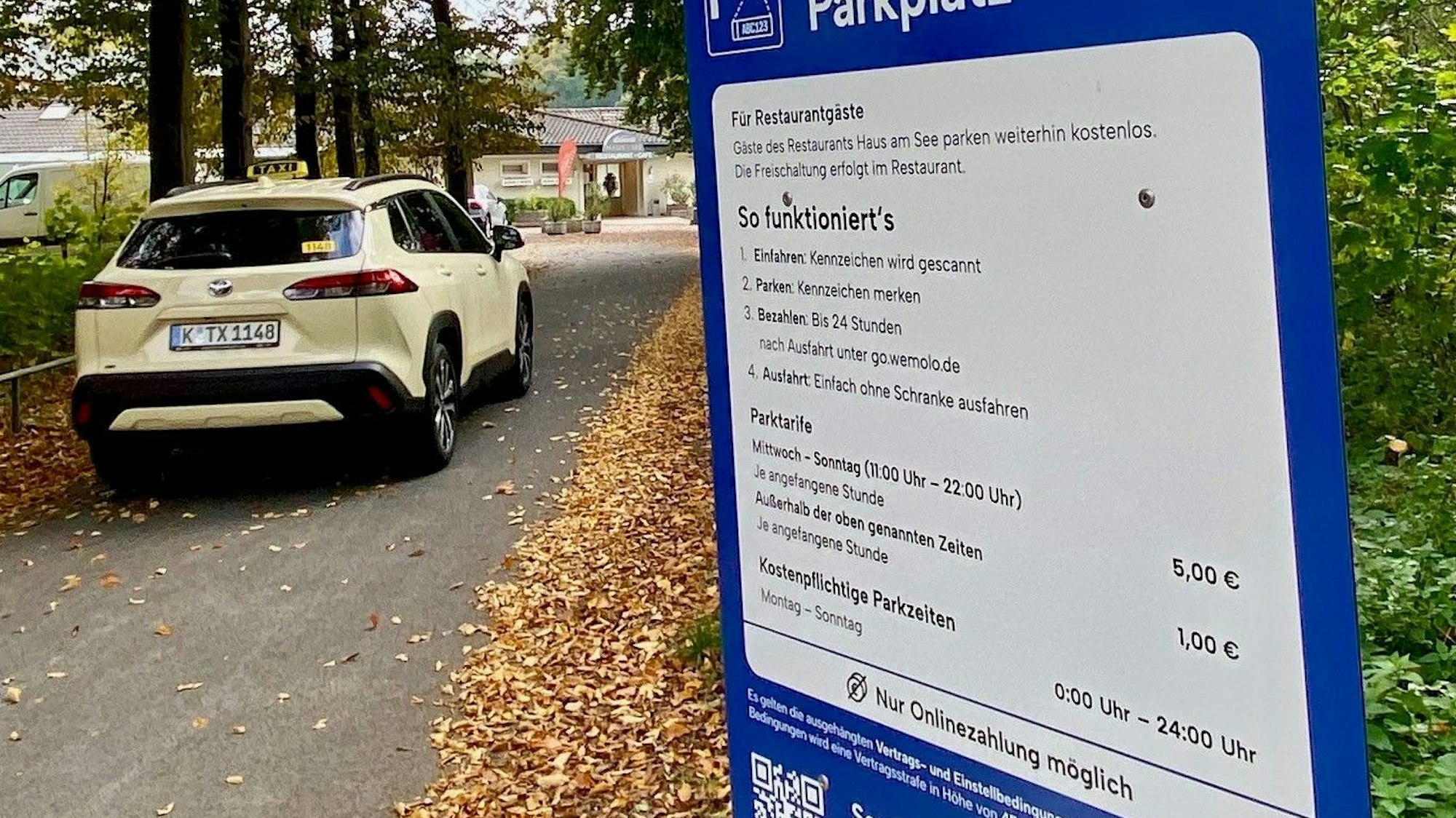 Blick auf das neue Schild der Parkraumbewirtschaftung vorm Haus am See.