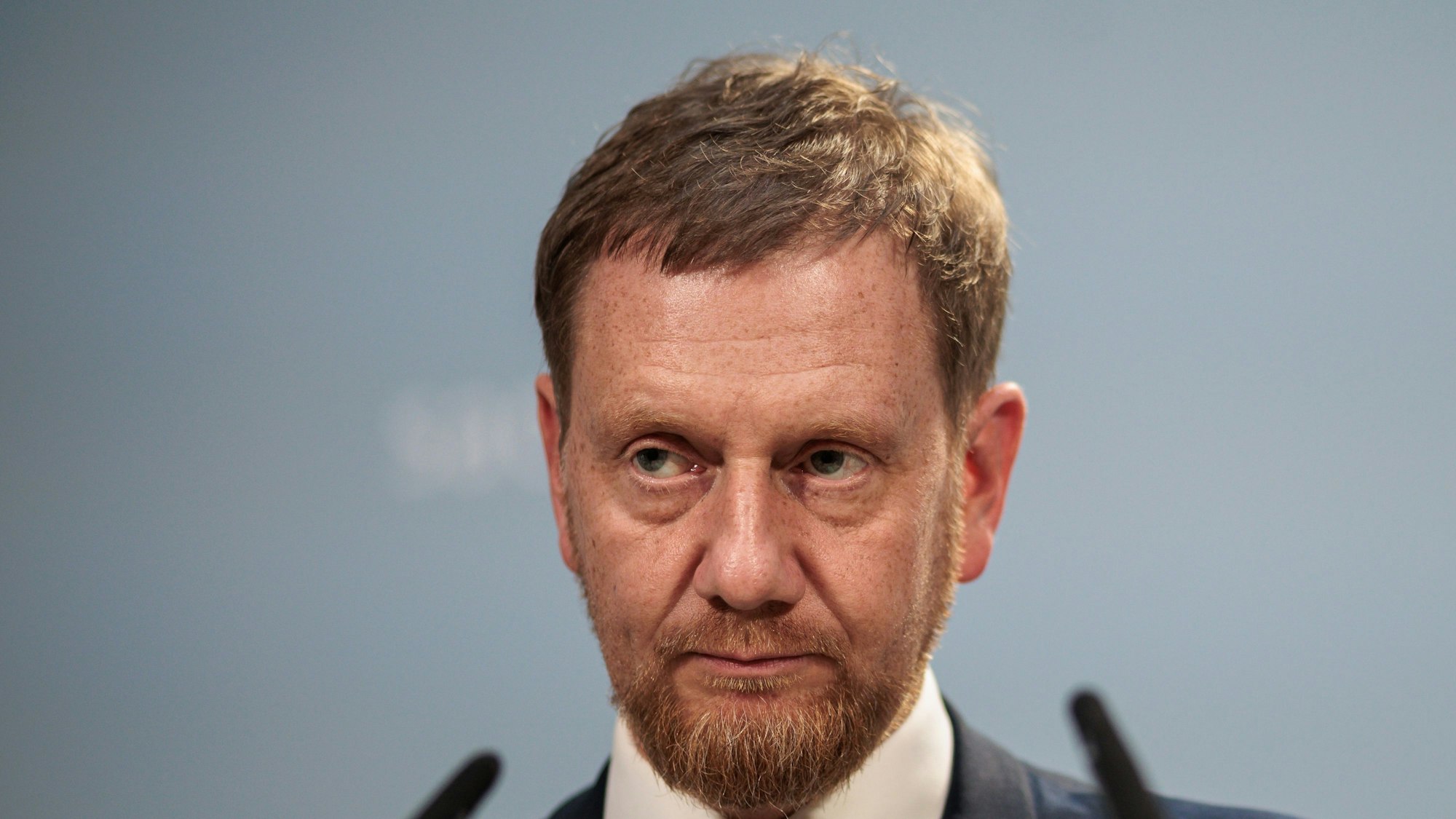 Das Bild zeigt Michael Kretschmer (l, CDU), Ministerpräsident von Sachsen, Vorsitzender der Ministerpräsidentenkonferenz). Foto: Carsten Koall/dpa
