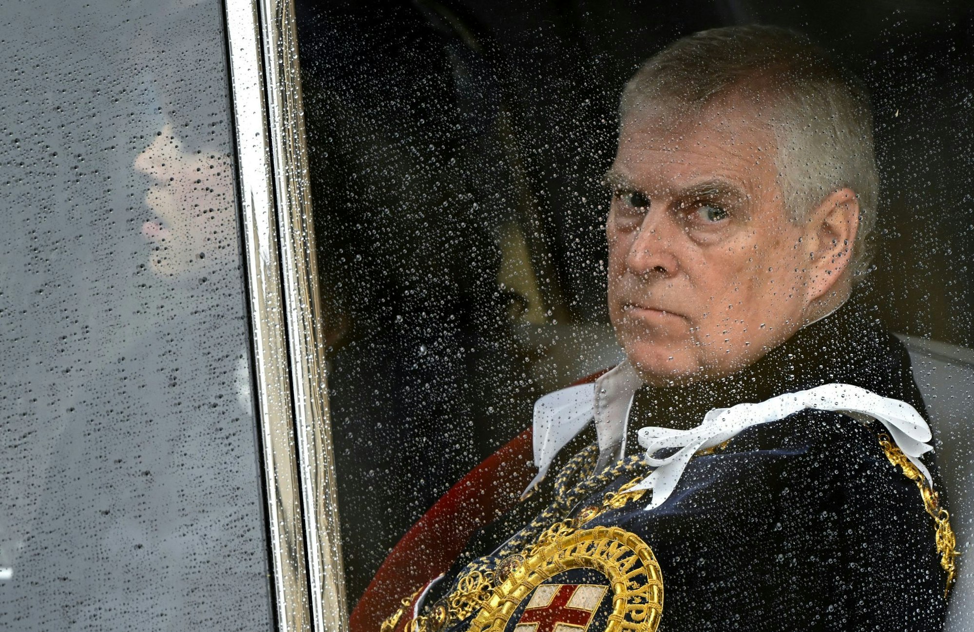 Prinz Andrew zieht sich weiter aus dem Königshaus zurück.