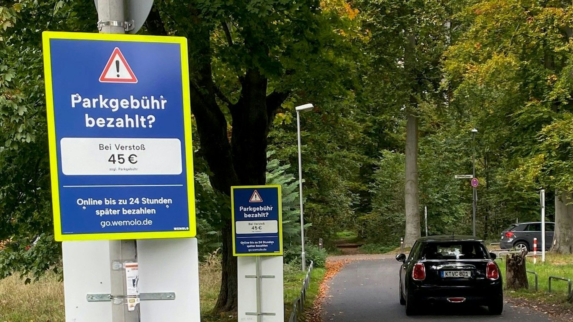 Schild erinnert an die Strafe von 45 Euro bei Nichtzahlung der Parkgebühr.