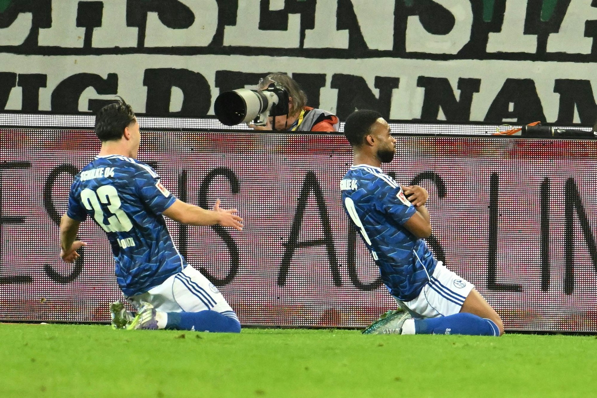 Jubelt nach seinem zweiten Streich: Moussa Sylla (r) von Schalke 04.