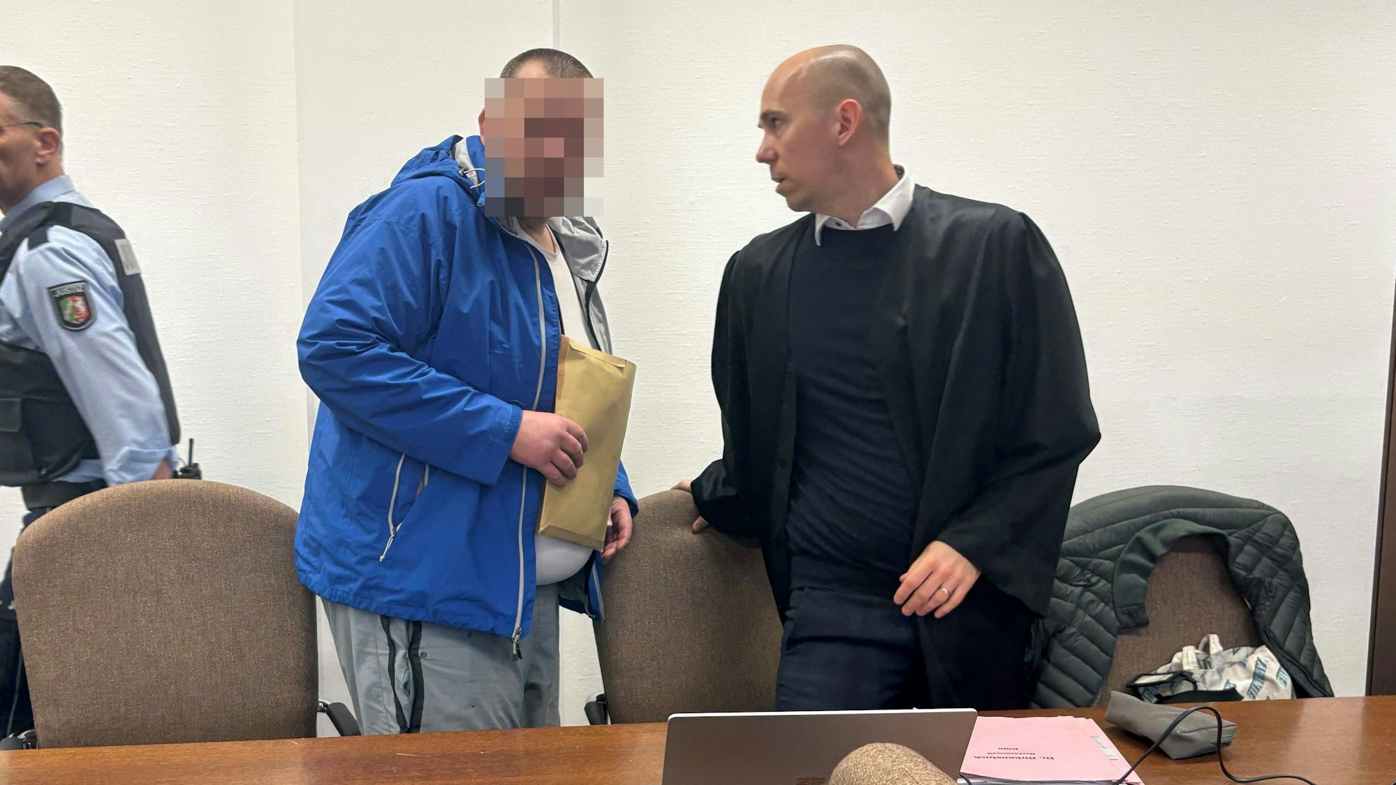 Der Angeklagte mit Verteidiger Jonas Bau beim Prozess im Kölner Landgericht