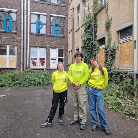 Eva Berewinkel (v.l.), Till Albrecht und Elli Stöcker machen ihr FSJ in der Denkmalpflege inklusive Projektwoche im Kölner Otto-Langen-Quartier.