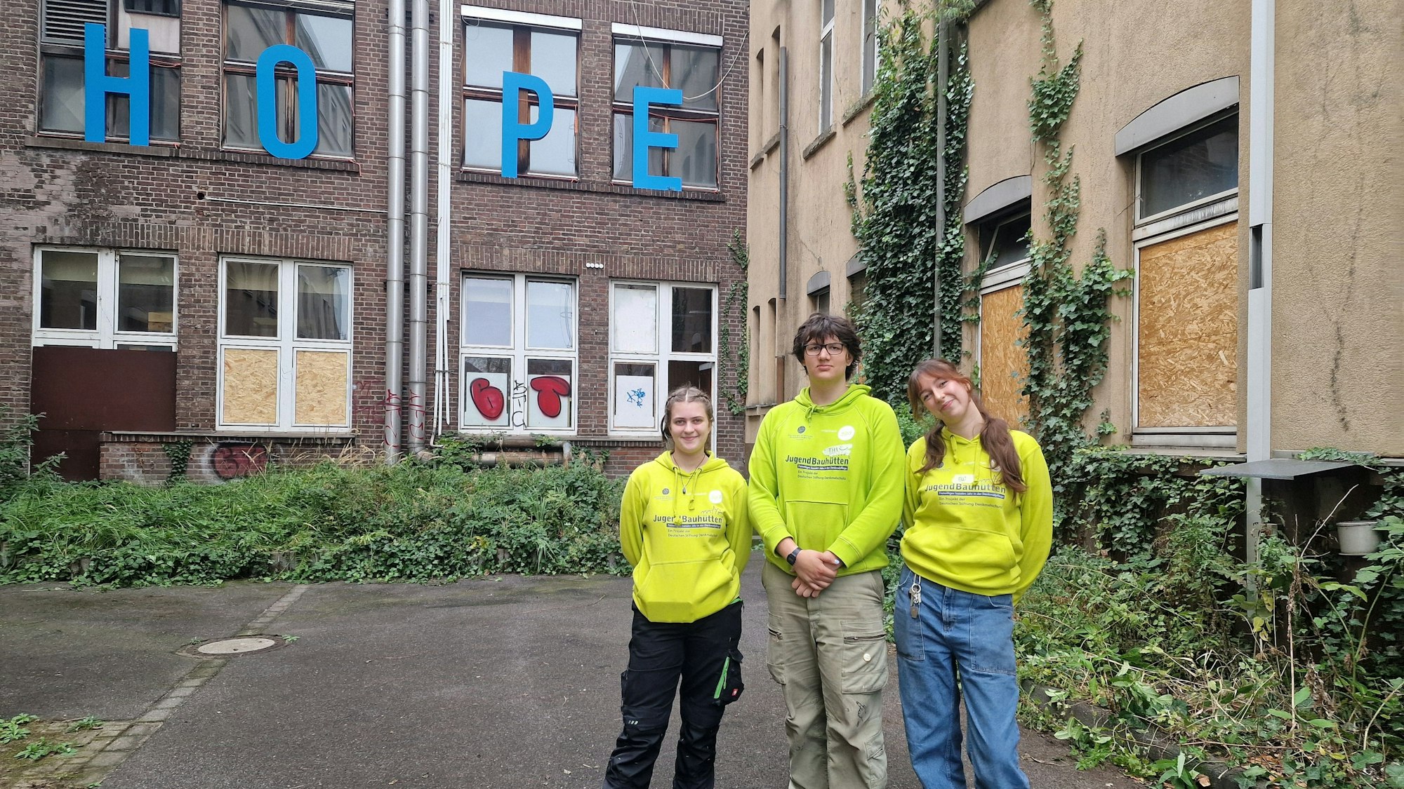 Eva Berewinkel (v.l.), Till Albrecht und Elli Stöcker machen ihr FSJ in der Denkmalpflege inklusive Projektwoche im Kölner Otto-Langen-Quartier.
