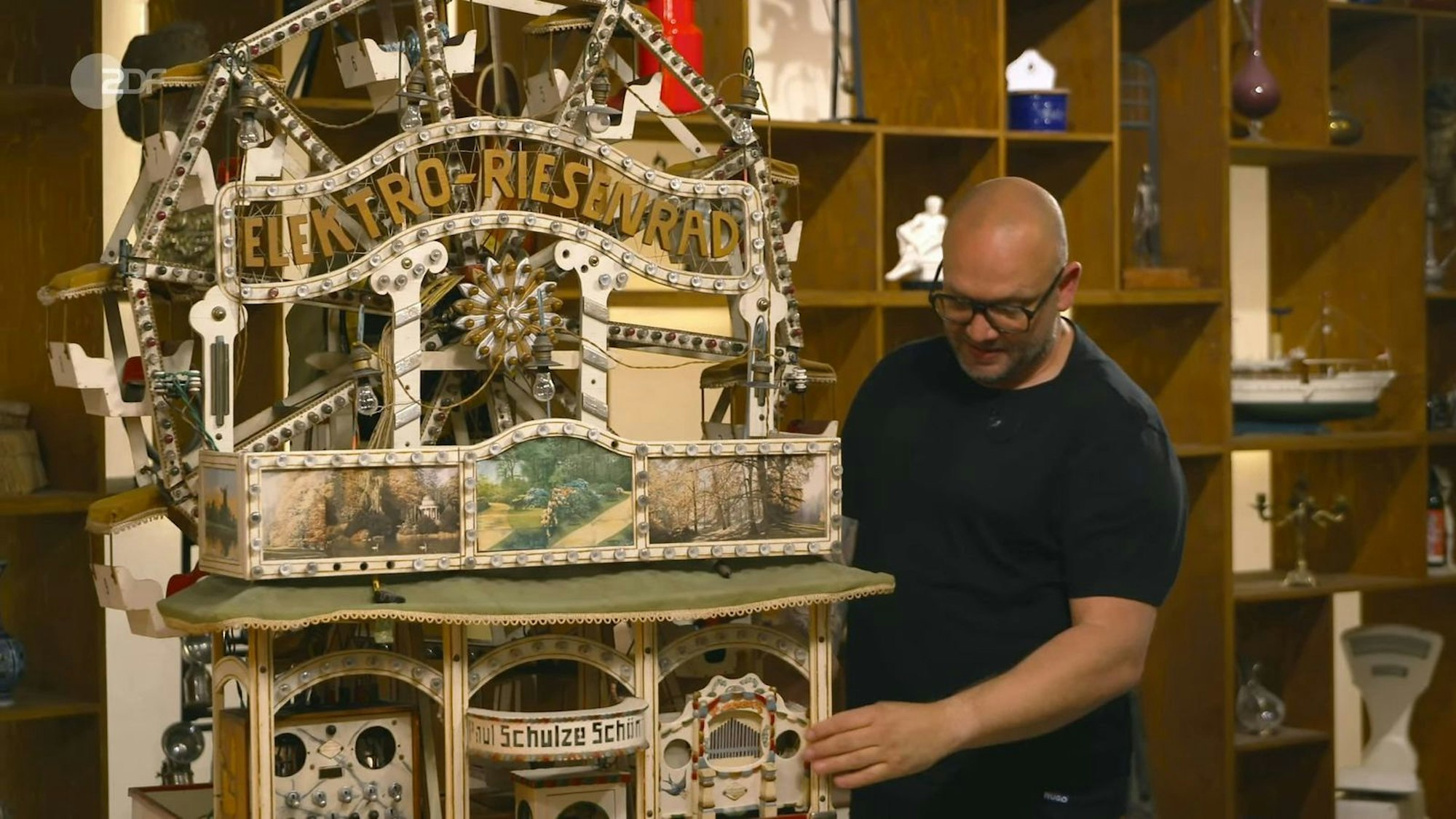 Das von Hand gefertigte Elektro-Riesenrad aus der Zeit zwischen 1930 und 1950 bewertete Sven Deutschmanek mit 1.200 bis 1.600 Euro. „Ich habe genau in der Art ein Karussell“, kaufte sich Fabian Kahl für 1.100 Euro das Riesenrad dazu.
(Bild: ZDF)