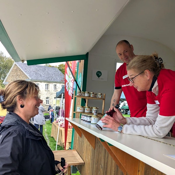 Ihre Kooperation haben Vertreter von Caritas und des Regionalvermarktungsvereins in Lindlar vorgestellt.