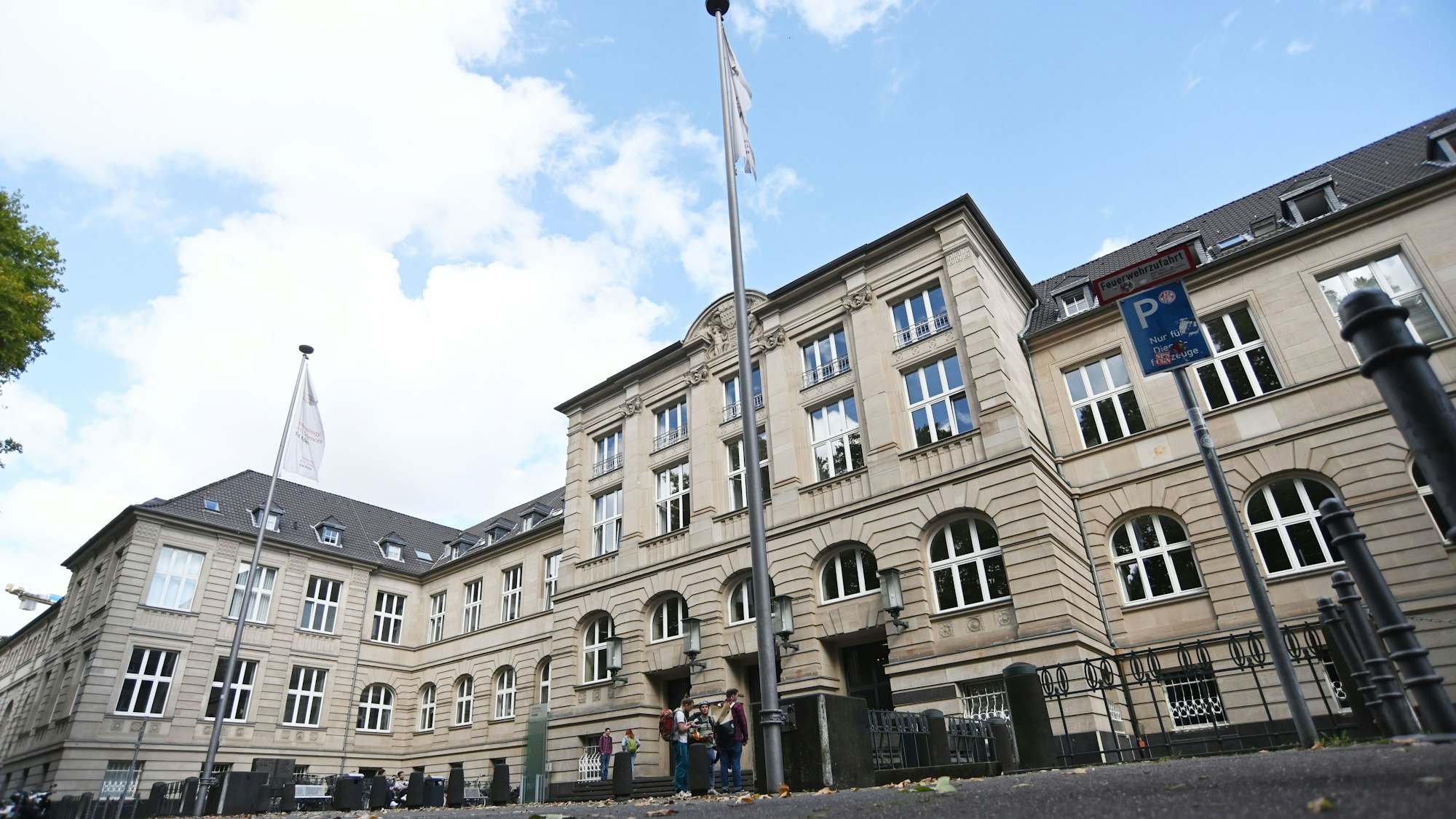 15.09.2025 Köln. Der Eingang des Hauptgebäudes der Technischen Hochschule Köln (TH Köln) in der Claudiusstraße. Foto: Alexander Schwaiger