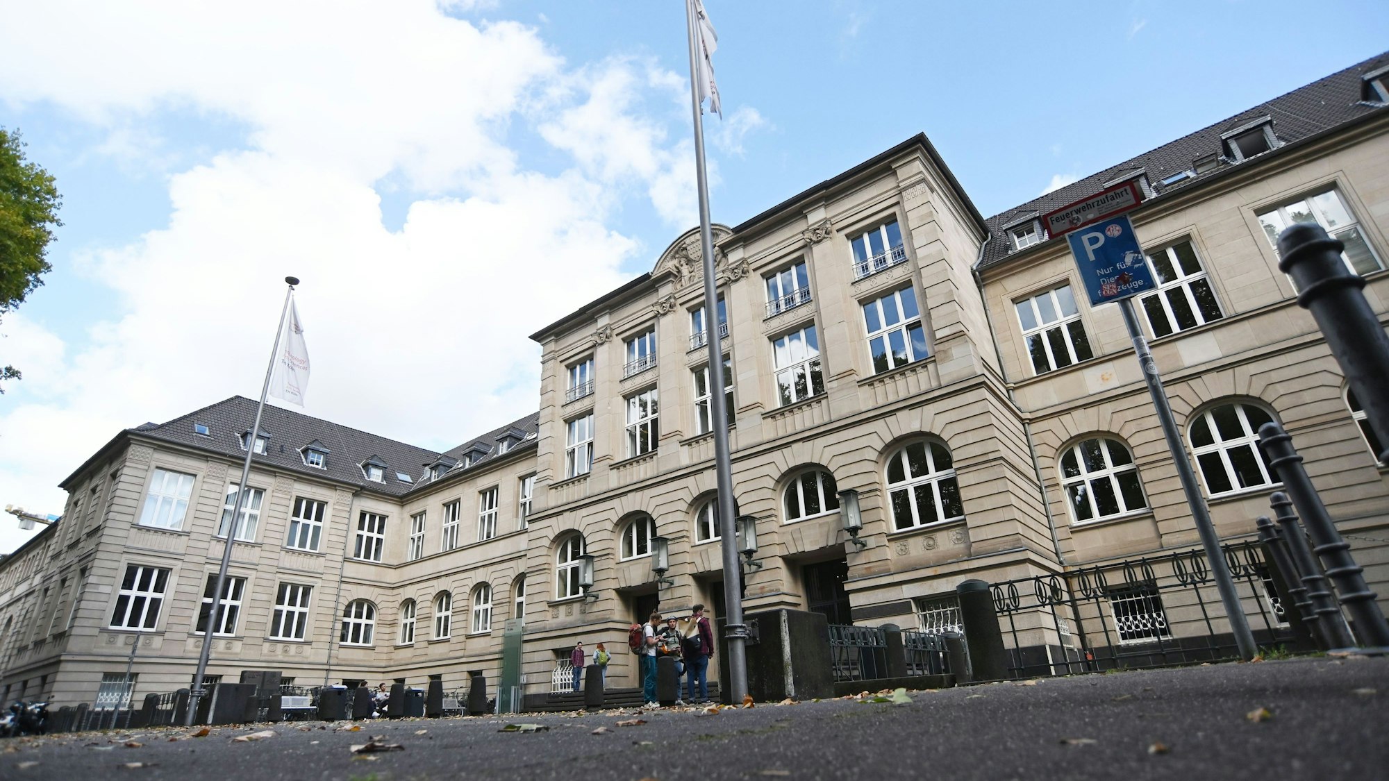 15.09.2025 Köln. Der Eingang des Hauptgebäudes der Technischen Hochschule Köln (TH Köln) in der Claudiusstraße. Foto: Alexander Schwaiger