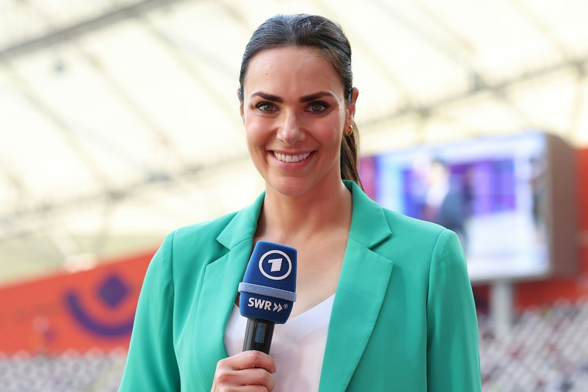 Esther Sedlaczek (39) kann auf eine bewegte Karriere als Sportmoderatorin zurückblicken: Sie stand bei großen Fußball-Events wie der Europameisterschaft 2021 und der Fußball-Weltmeisterschaft 2022 am Mikrofon. Auch als Co-Moderatorin bei der Auslosung der EM 2024 war sie zu sehen. (Bild: 2022 Getty Images/Alexander Hassenstein)