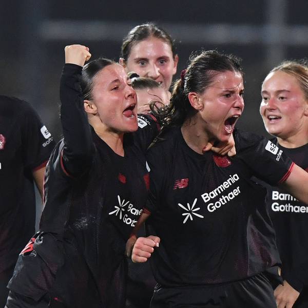 16.10.2025, xophax, Fussball Frauen Bundesliga Google Pixel Frauen-Bundesliga 25/26 Geissbockheim Franz Kremer Stadion Köln Wiederholungsspiel Bayer 04 Leverkusen Spielerinnen nach dem Ausgleich zum 2 zu 2 durch Katharina Piljic , 2. von rechts Köln *** 16 10 2025, xophax, Soccer Women Bundesliga Google Pixel Women Bundesliga 25 26 Geissbockheim Franz Kremer Stadium Cologne replay Bayer 04 Leverkusen players after the equalizer to 2 to 2 by Katharina Piljic , 2 from right Cologne