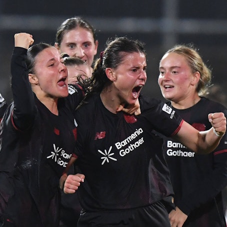 16.10.2025, xophax, Fussball Frauen Bundesliga Google Pixel Frauen-Bundesliga 25/26 Geissbockheim Franz Kremer Stadion Köln Wiederholungsspiel Bayer 04 Leverkusen Spielerinnen nach dem Ausgleich zum 2 zu 2 durch Katharina Piljic , 2. von rechts Köln *** 16 10 2025, xophax, Soccer Women Bundesliga Google Pixel Women Bundesliga 25 26 Geissbockheim Franz Kremer Stadium Cologne replay Bayer 04 Leverkusen players after the equalizer to 2 to 2 by Katharina Piljic , 2 from right Cologne
