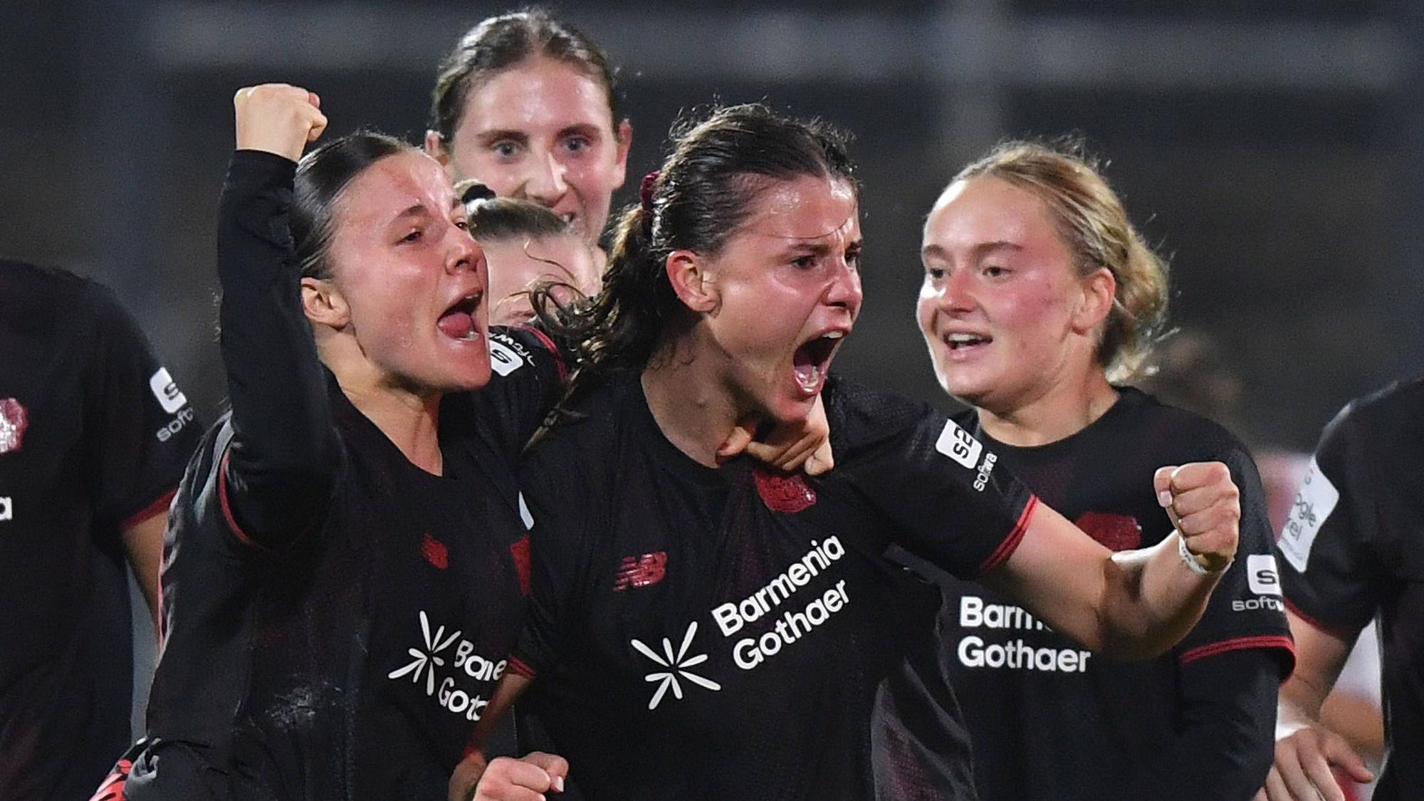 16.10.2025, xophax, Fussball Frauen Bundesliga Google Pixel Frauen-Bundesliga 25/26 Geissbockheim Franz Kremer Stadion Köln Wiederholungsspiel Bayer 04 Leverkusen Spielerinnen nach dem Ausgleich zum 2 zu 2 durch Katharina Piljic , 2. von rechts Köln *** 16 10 2025, xophax, Soccer Women Bundesliga Google Pixel Women Bundesliga 25 26 Geissbockheim Franz Kremer Stadium Cologne replay Bayer 04 Leverkusen players after the equalizer to 2 to 2 by Katharina Piljic , 2 from right Cologne