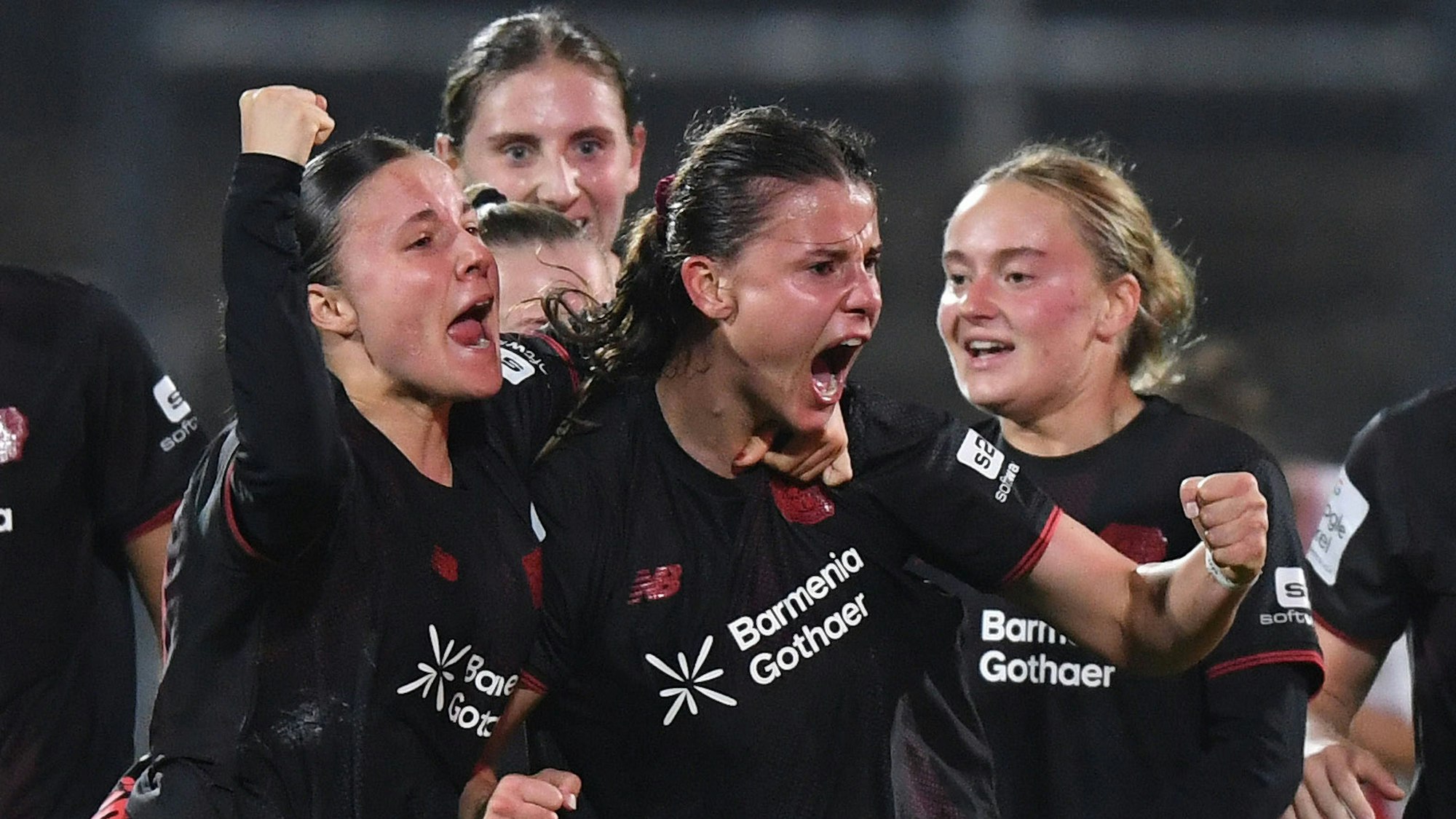 16.10.2025, xophax, Fussball Frauen Bundesliga Google Pixel Frauen-Bundesliga 25/26 Geissbockheim Franz Kremer Stadion Köln Wiederholungsspiel Bayer 04 Leverkusen Spielerinnen nach dem Ausgleich zum 2 zu 2 durch Katharina Piljic , 2. von rechts Köln *** 16 10 2025, xophax, Soccer Women Bundesliga Google Pixel Women Bundesliga 25 26 Geissbockheim Franz Kremer Stadium Cologne replay Bayer 04 Leverkusen players after the equalizer to 2 to 2 by Katharina Piljic , 2 from right Cologne