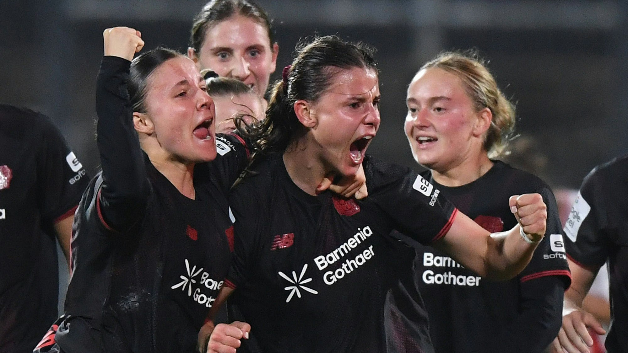 16.10.2025, xophax, Fussball Frauen Bundesliga Google Pixel Frauen-Bundesliga 25/26 Geissbockheim Franz Kremer Stadion Köln Wiederholungsspiel Bayer 04 Leverkusen Spielerinnen nach dem Ausgleich zum 2 zu 2 durch Katharina Piljic , 2. von rechts Köln *** 16 10 2025, xophax, Soccer Women Bundesliga Google Pixel Women Bundesliga 25 26 Geissbockheim Franz Kremer Stadium Cologne replay Bayer 04 Leverkusen players after the equalizer to 2 to 2 by Katharina Piljic , 2 from right Cologne