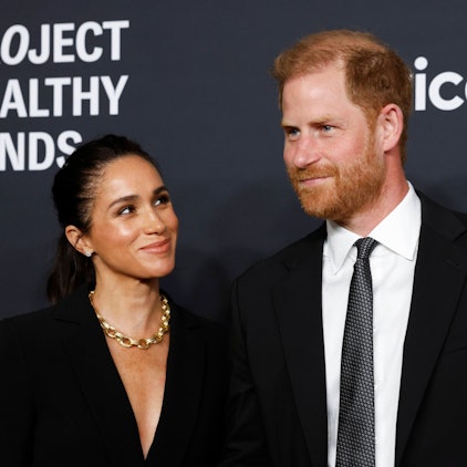 Herzogin Meghan posiert mit Prinz Harry.
