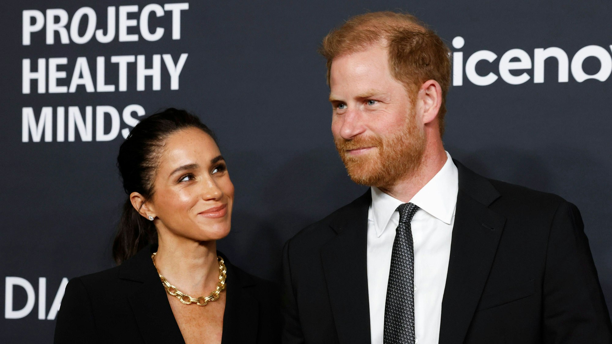 Herzogin Meghan und Prinz Harry auf dem roten Teppich von „Project Healthy Minds“.
