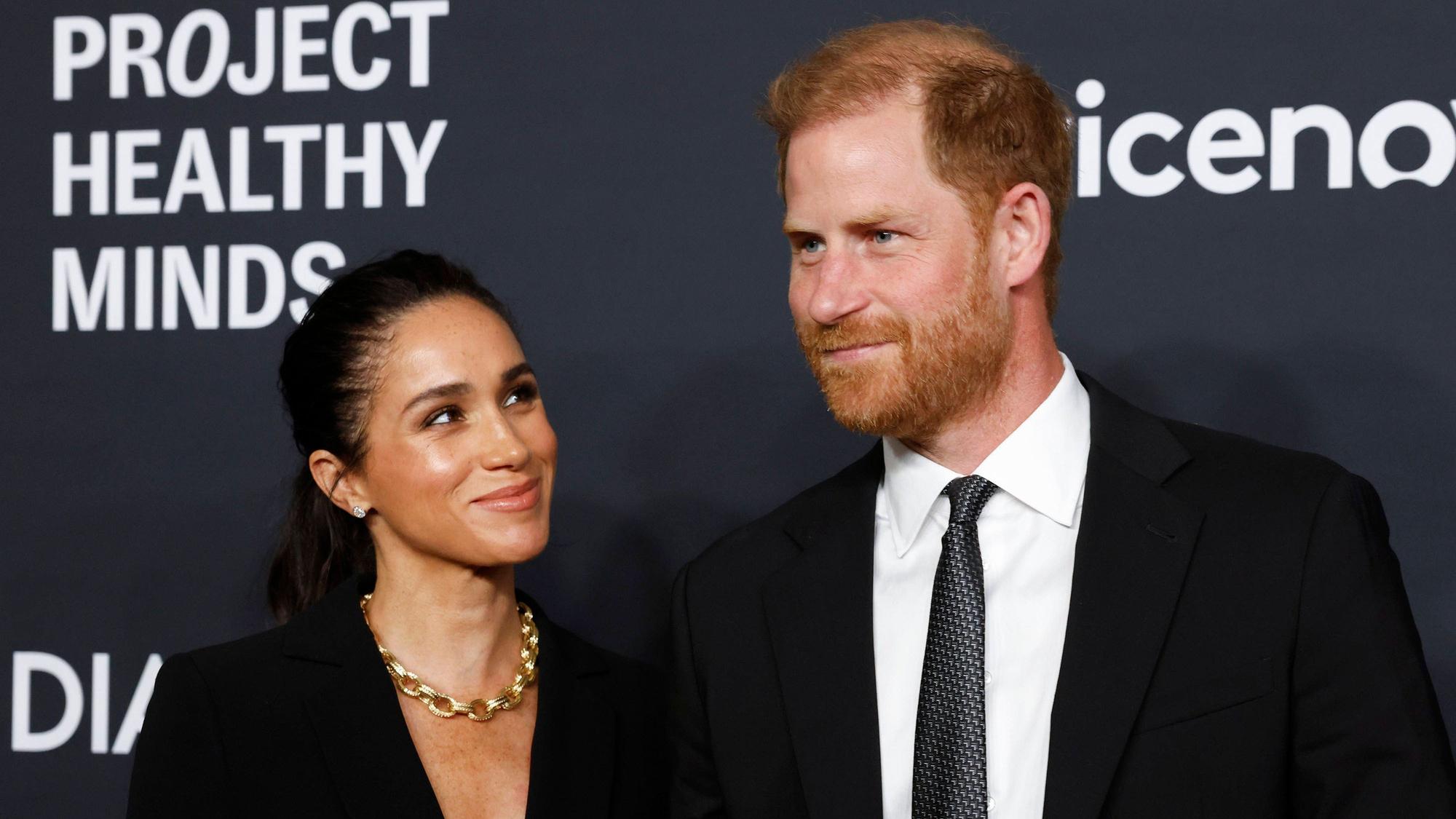 Herzogin Meghan und Prinz Harry auf dem roten Teppich von „Project Healthy Minds“.