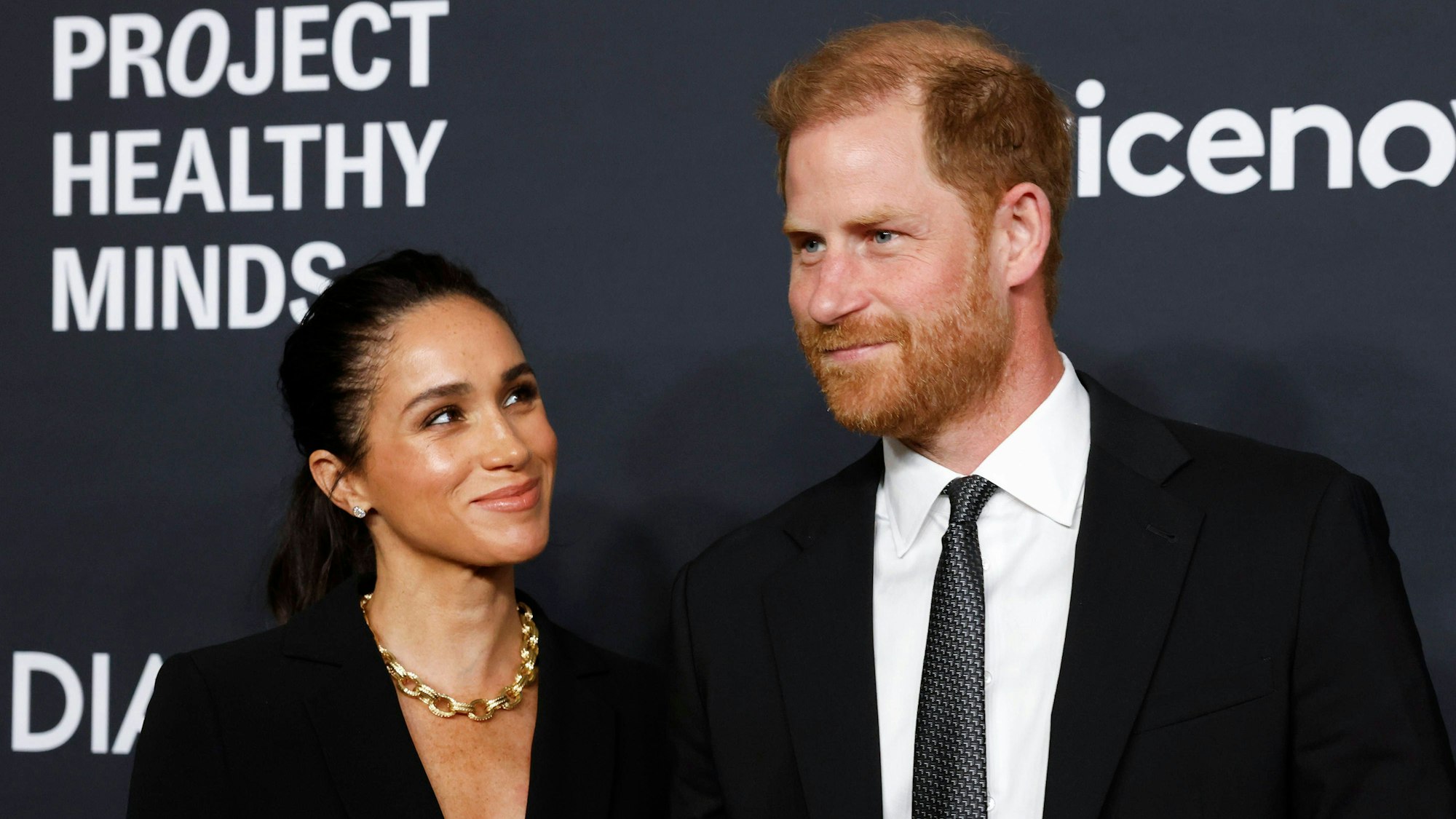 Herzogin Meghan und Prinz Harry auf dem roten Teppich von „Project Healthy Minds“.