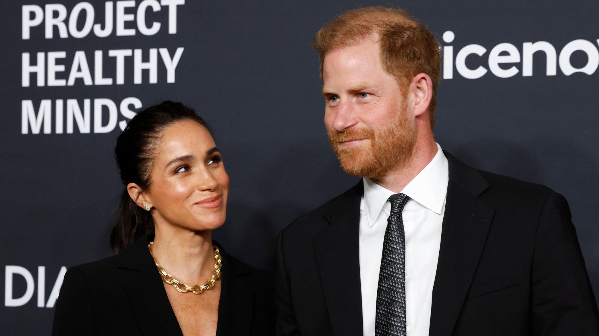 Prinz Harry und Herzogin Meghan lächeln sich bei „Project Healthy Minds“ an.