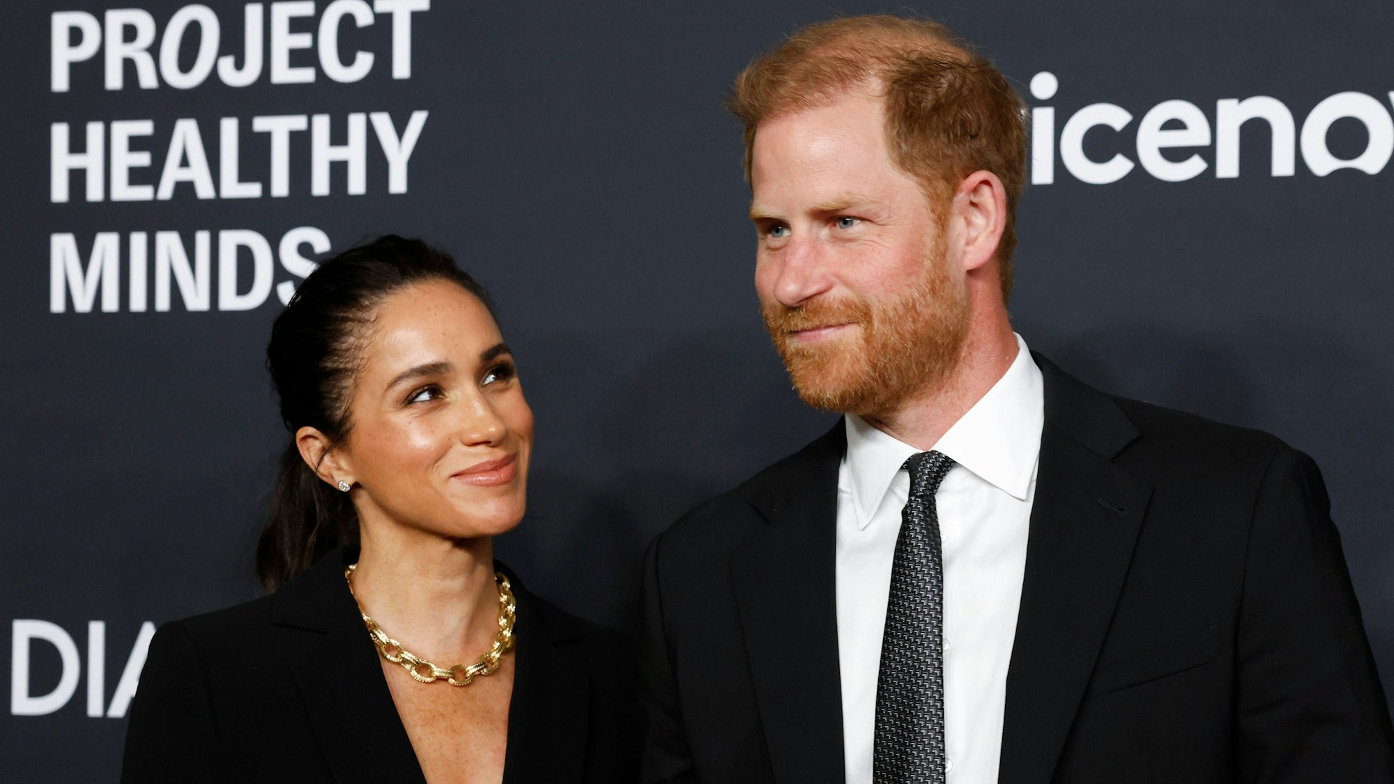 Prinz Harry und Herzogin Meghan lächeln sich bei „Project Healthy Minds“ an.