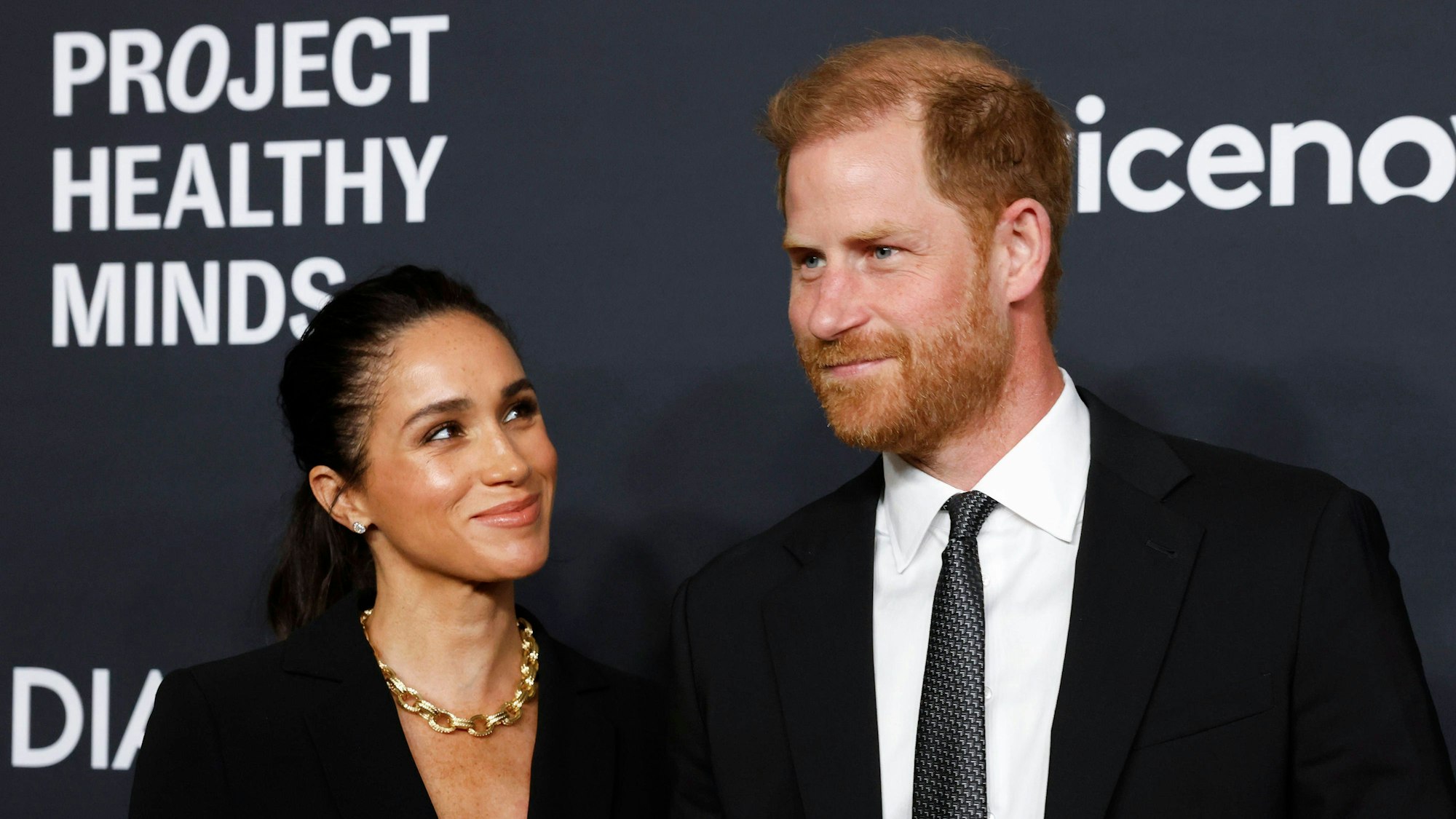 Herzogin Meghan posiert mit Prinz Harry.