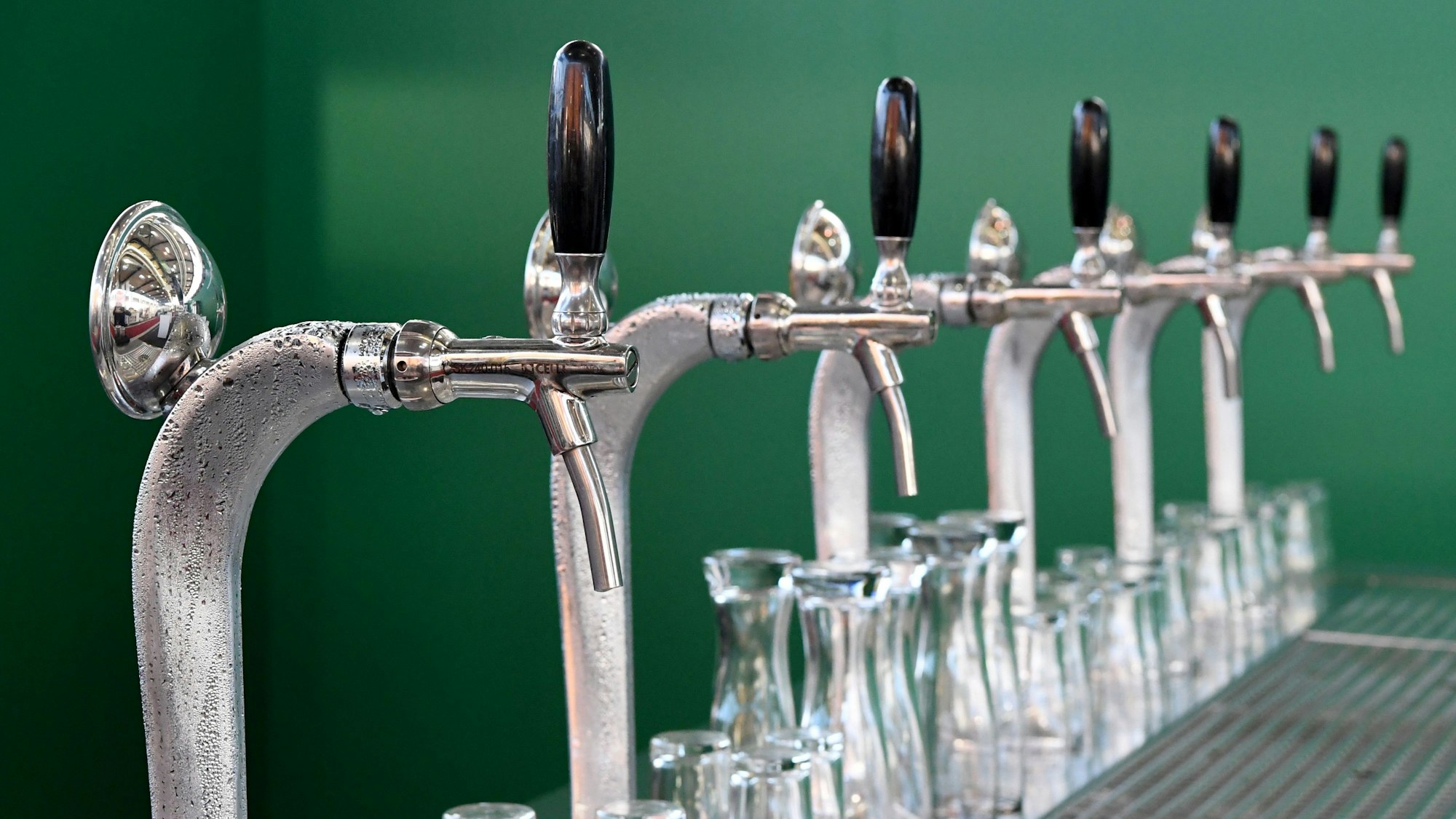 Zapfhähne stehen ungenutzt auf einer Gastro-Messe.