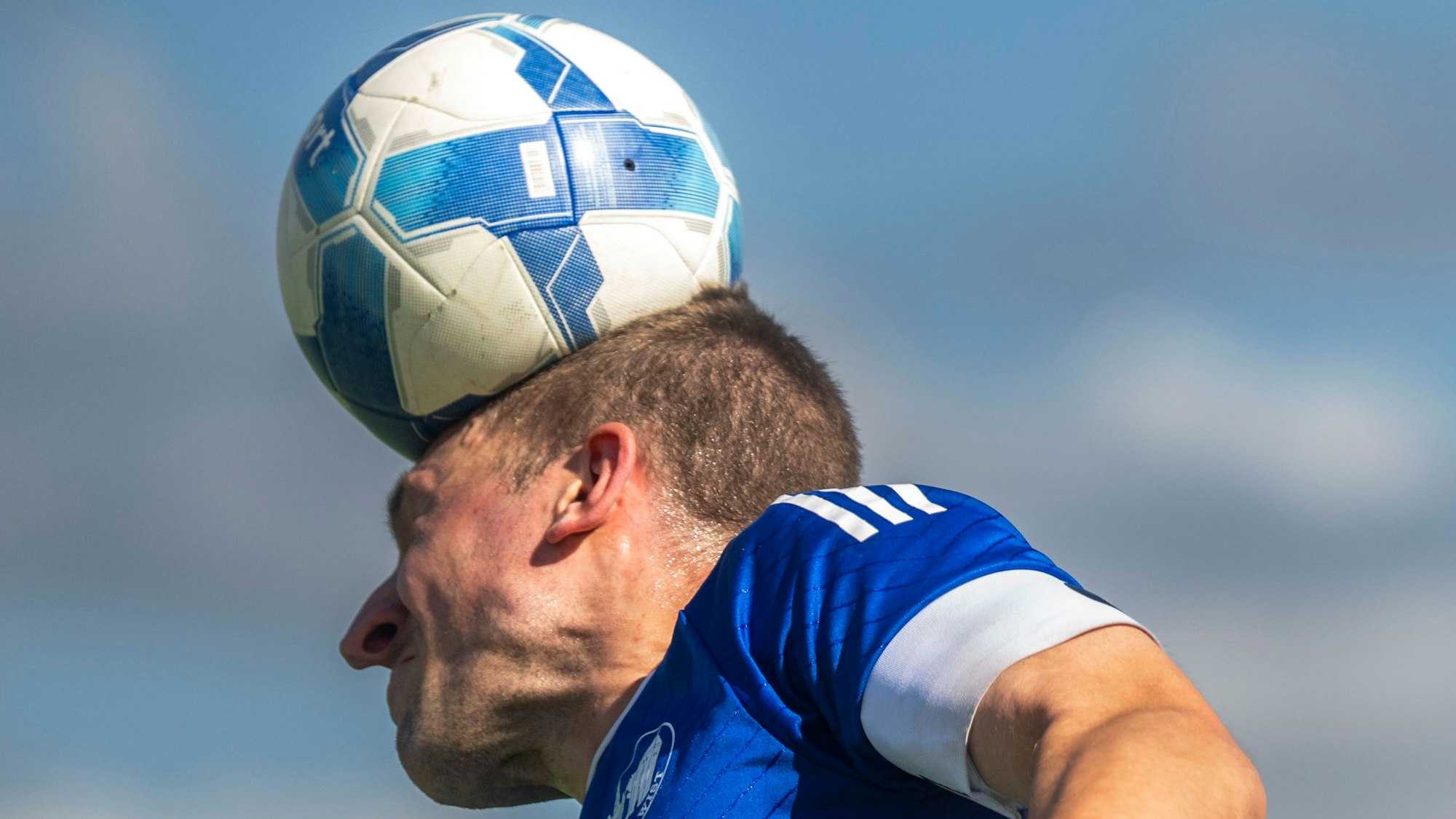 Das Bild zeigt einen Fußballer beim Kopfball.