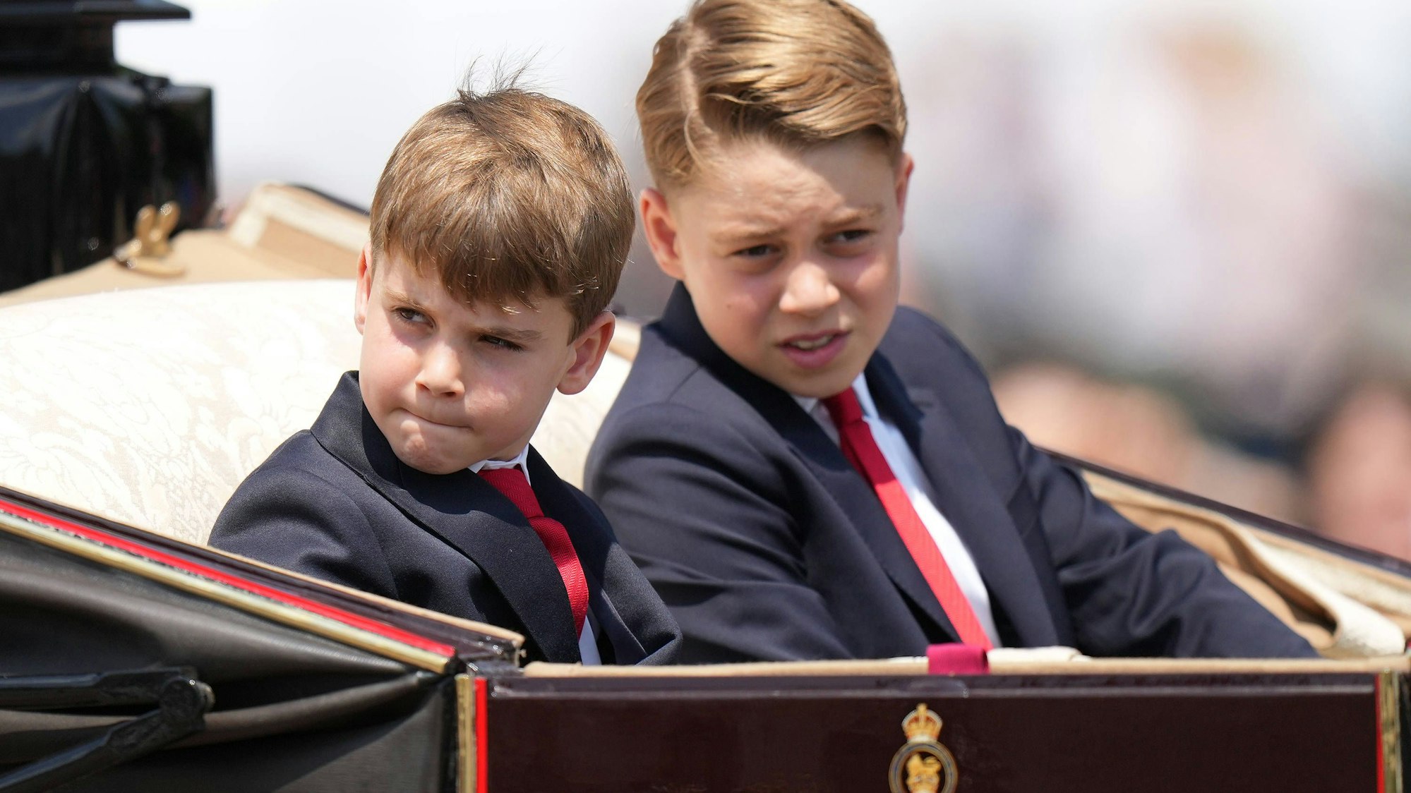 Prinz Louis (l) neben seinem Bruder Prinz George in festlicher Kutsche.