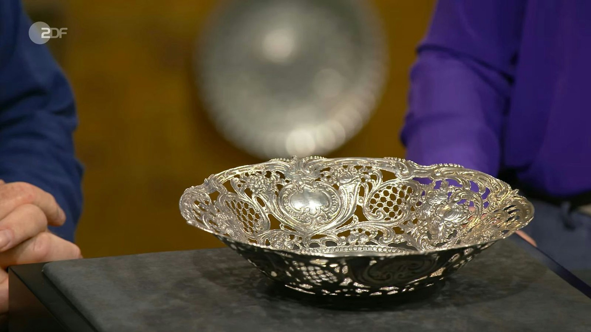 Außerdem wurde eine Prunkschale aus Silber aus den 1890er- bis 1910er-Jahren verkauft, deren Wert bei 350 bis 400 Euro lag. Mit 335 Euro machte Daniel Meyer das höchste Gebot.
(Bild: ZDF)