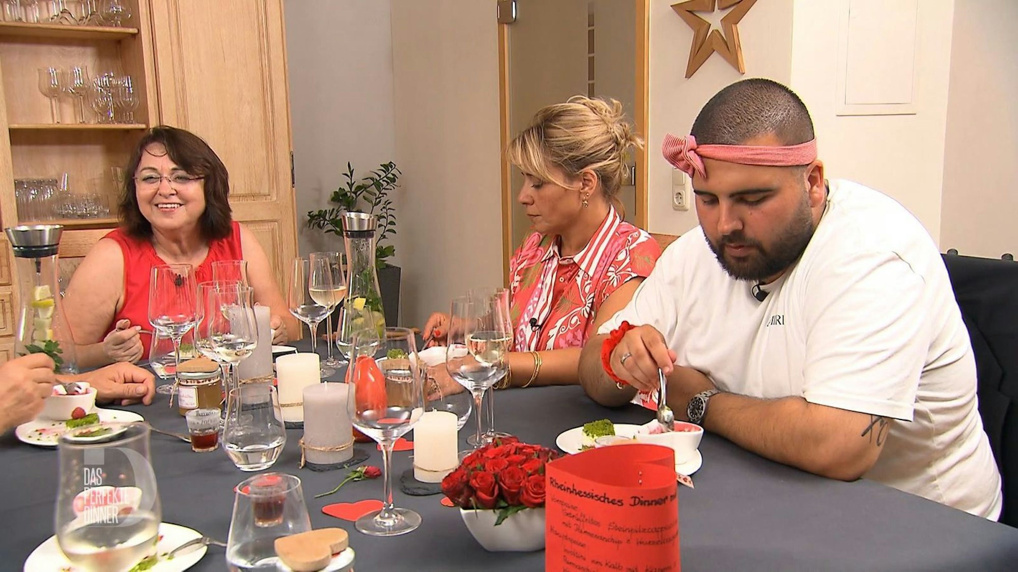 Mit dem Mooskuchen endet die Dinner-Woche mit einem optischen Highlight. Nur Baris (rechts) hat mit dem Spinat ein Problem.
(Bild: RTL)