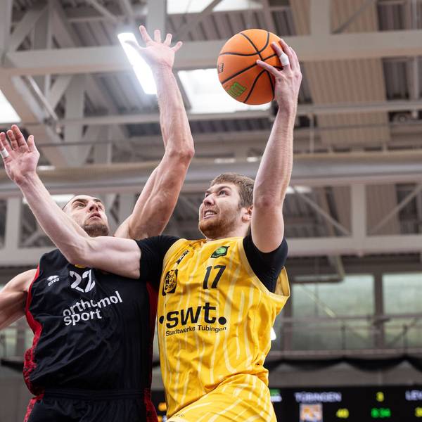 Tigers Tuebingen - Bayer Giants Leverkusen, Herren, 2. Bundesliga, Barmer 2. Basketball Bundesliga, pro A, 3. Spieltag, Spielzeit 2025/2026, 12.10.2025 Lukas Milner Tigers Tuebingen, 17 beim Abschluss gegen Dennis Heinzmann Bayer Giants Leverkusen, 22 *** Tigers Tuebingen Bayer Giants Leverkusen, Men, 2 Bundesliga, Barmer 2 Basketball Bundesliga, pro A, 3 Spieltag, Spielzeit 2025 2026, 12 10 2025 Lukas Milner Tigers Tuebingen, 17 at the end against Dennis Heinzmann Bayer Giants Leverkusen, 22
