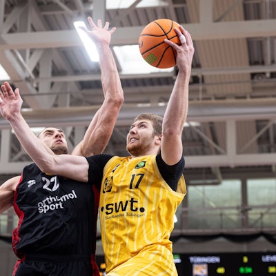 Tigers Tuebingen - Bayer Giants Leverkusen, Herren, 2. Bundesliga, Barmer 2. Basketball Bundesliga, pro A, 3. Spieltag, Spielzeit 2025/2026, 12.10.2025 Lukas Milner Tigers Tuebingen, 17 beim Abschluss gegen Dennis Heinzmann Bayer Giants Leverkusen, 22 *** Tigers Tuebingen Bayer Giants Leverkusen, Men, 2 Bundesliga, Barmer 2 Basketball Bundesliga, pro A, 3 Spieltag, Spielzeit 2025 2026, 12 10 2025 Lukas Milner Tigers Tuebingen, 17 at the end against Dennis Heinzmann Bayer Giants Leverkusen, 22