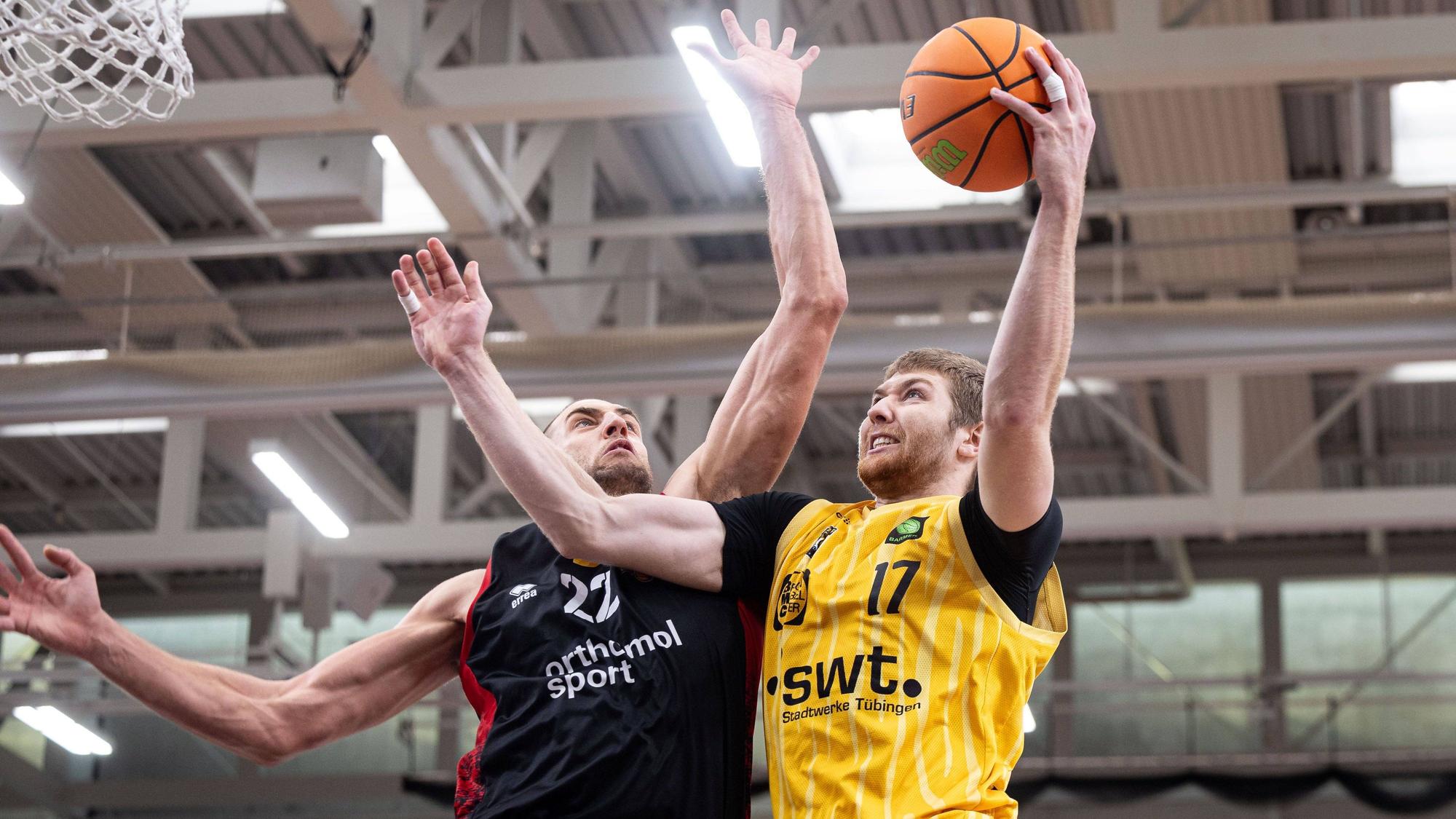 Tigers Tuebingen - Bayer Giants Leverkusen, Herren, 2. Bundesliga, Barmer 2. Basketball Bundesliga, pro A, 3. Spieltag, Spielzeit 2025/2026, 12.10.2025 Lukas Milner Tigers Tuebingen, 17 beim Abschluss gegen Dennis Heinzmann Bayer Giants Leverkusen, 22 *** Tigers Tuebingen Bayer Giants Leverkusen, Men, 2 Bundesliga, Barmer 2 Basketball Bundesliga, pro A, 3 Spieltag, Spielzeit 2025 2026, 12 10 2025 Lukas Milner Tigers Tuebingen, 17 at the end against Dennis Heinzmann Bayer Giants Leverkusen, 22