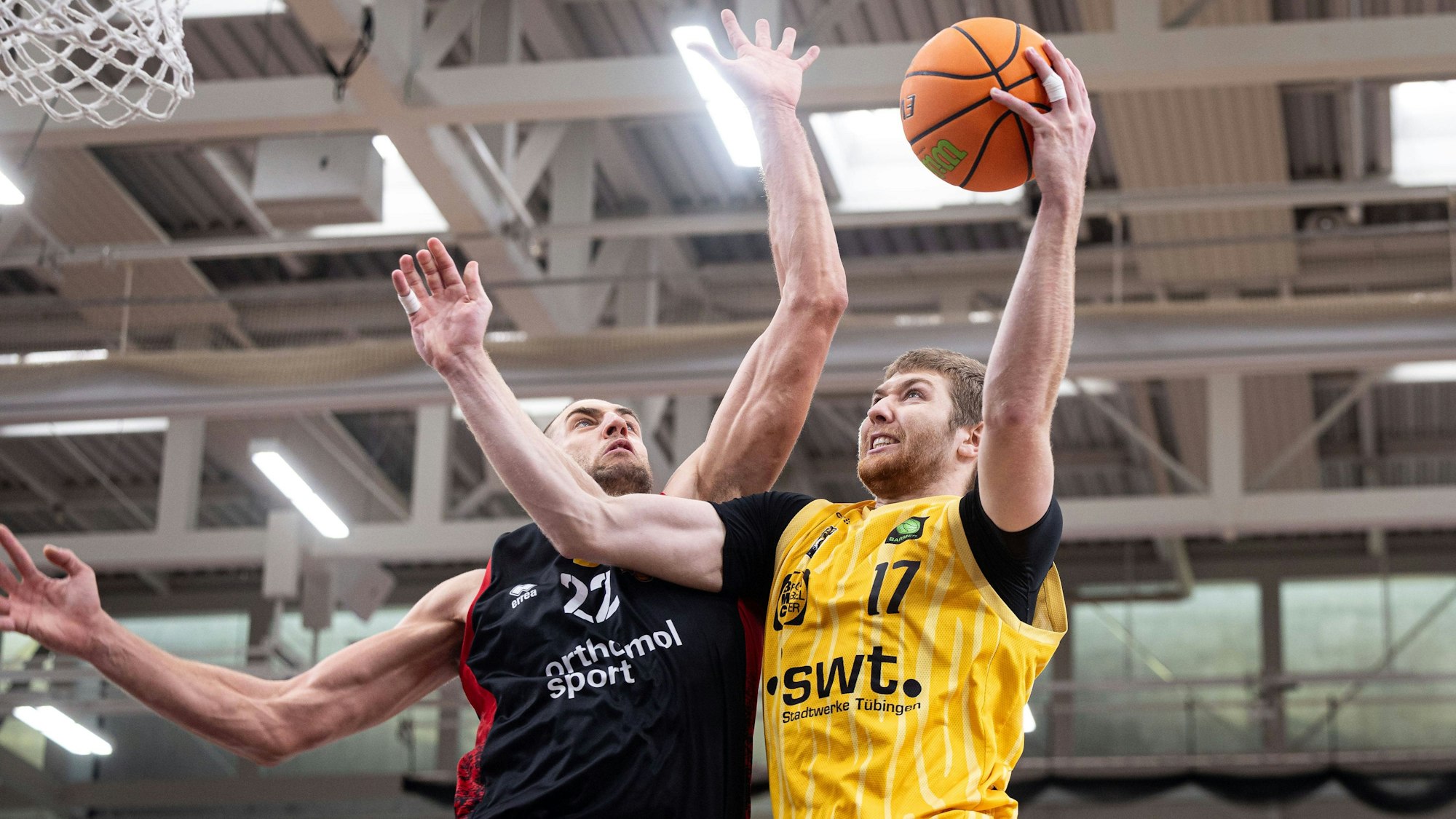 Tigers Tuebingen - Bayer Giants Leverkusen, Herren, 2. Bundesliga, Barmer 2. Basketball Bundesliga, pro A, 3. Spieltag, Spielzeit 2025/2026, 12.10.2025 Lukas Milner Tigers Tuebingen, 17 beim Abschluss gegen Dennis Heinzmann Bayer Giants Leverkusen, 22 *** Tigers Tuebingen Bayer Giants Leverkusen, Men, 2 Bundesliga, Barmer 2 Basketball Bundesliga, pro A, 3 Spieltag, Spielzeit 2025 2026, 12 10 2025 Lukas Milner Tigers Tuebingen, 17 at the end against Dennis Heinzmann Bayer Giants Leverkusen, 22
