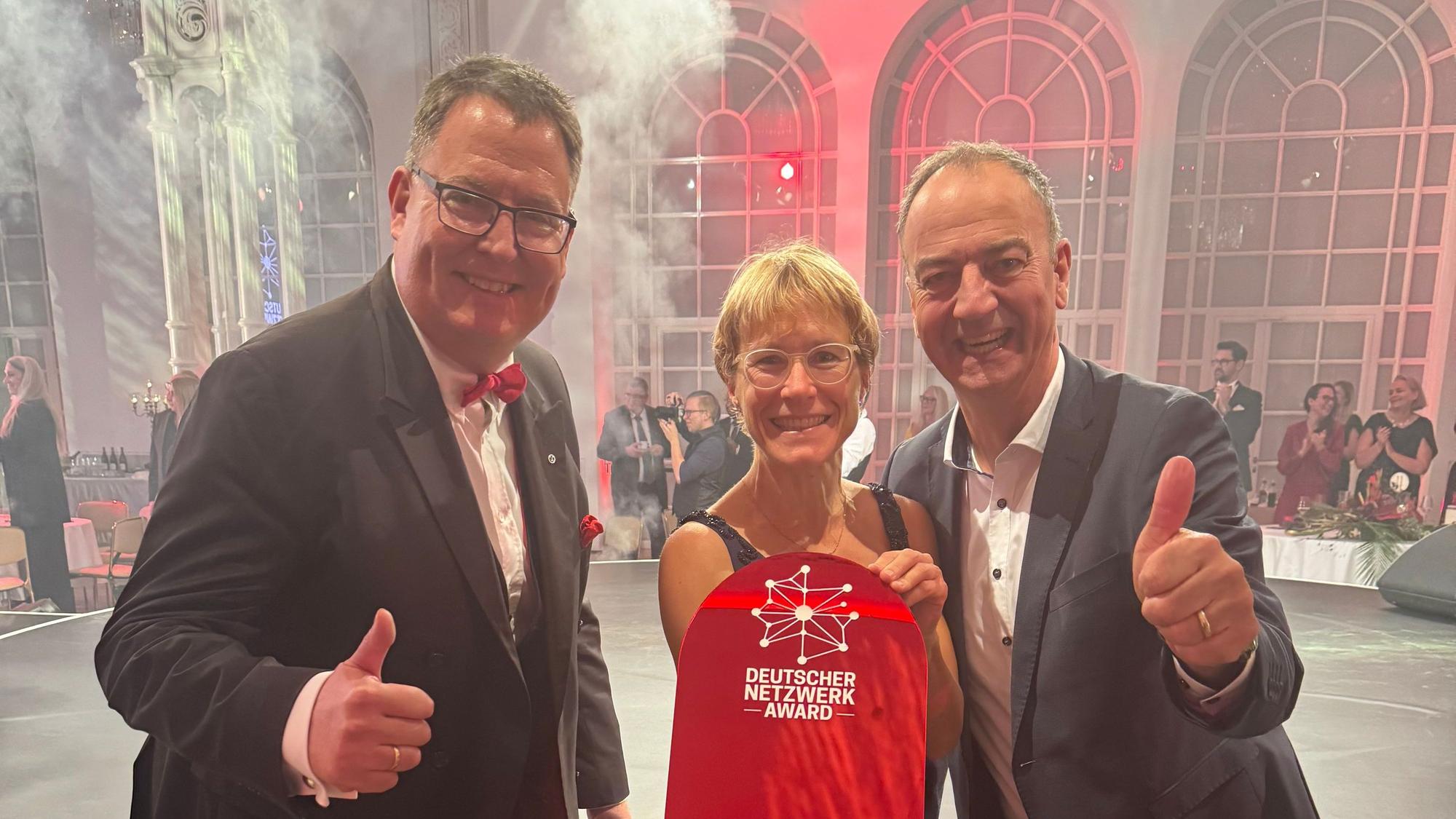 Das Foto zeigt die drei Vorstandsmitglieder beim Netzwerk Award in der Kölner Flora.