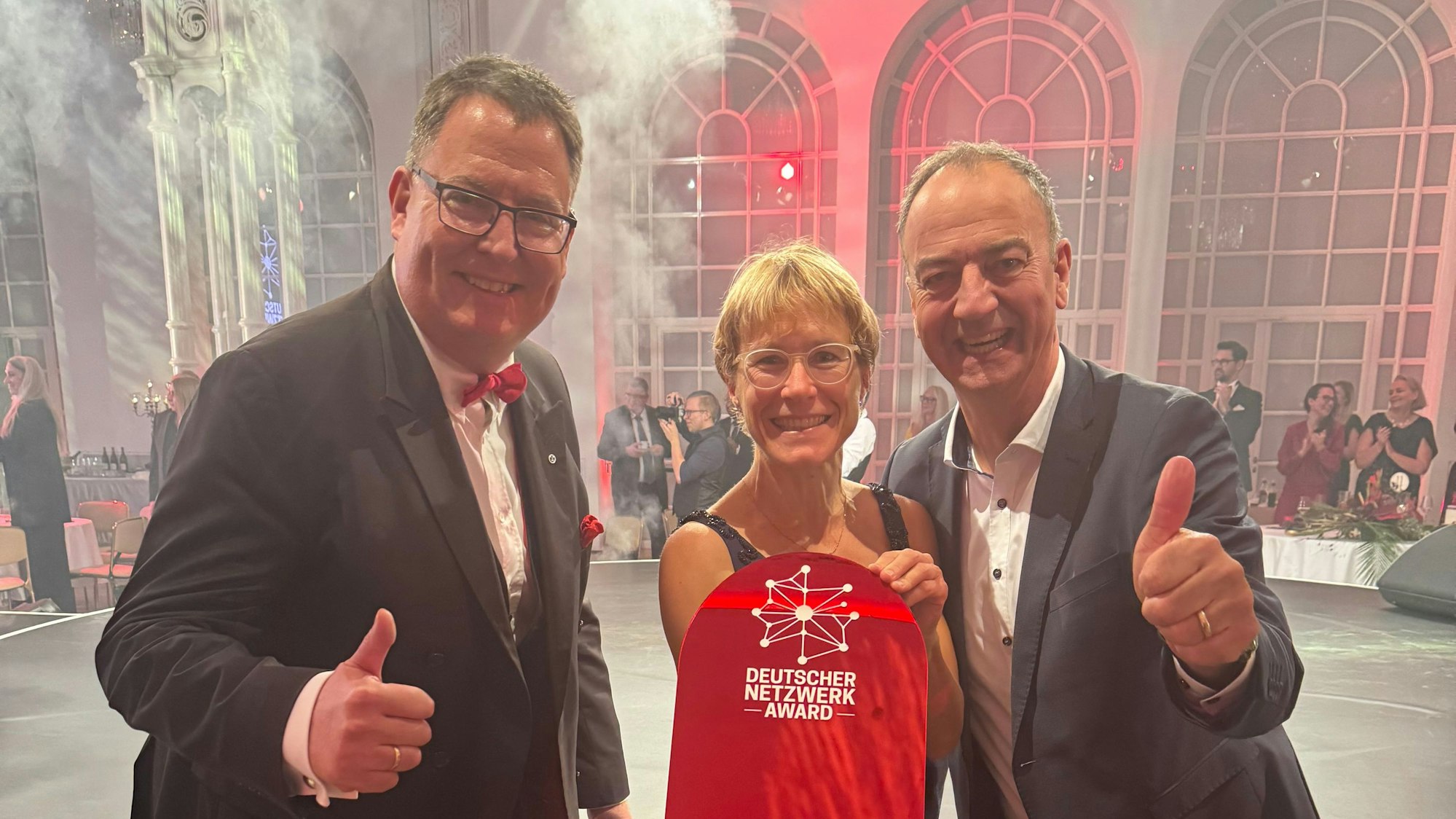 Das Foto zeigt die drei Vorstandsmitglieder beim Netzwerk Award in der Kölner Flora.