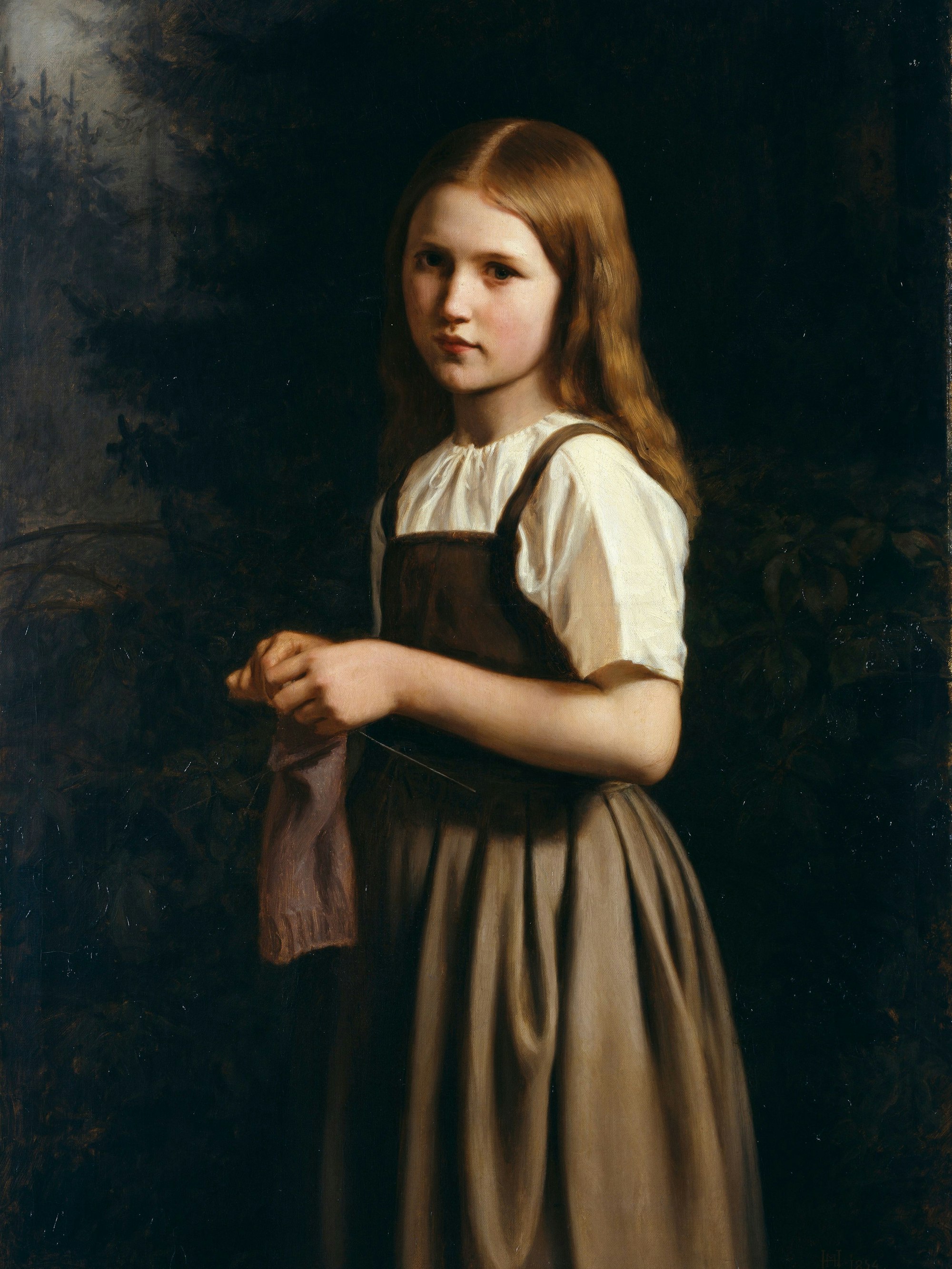 Ein Mädchen steht mit Strickzeug im Wald.