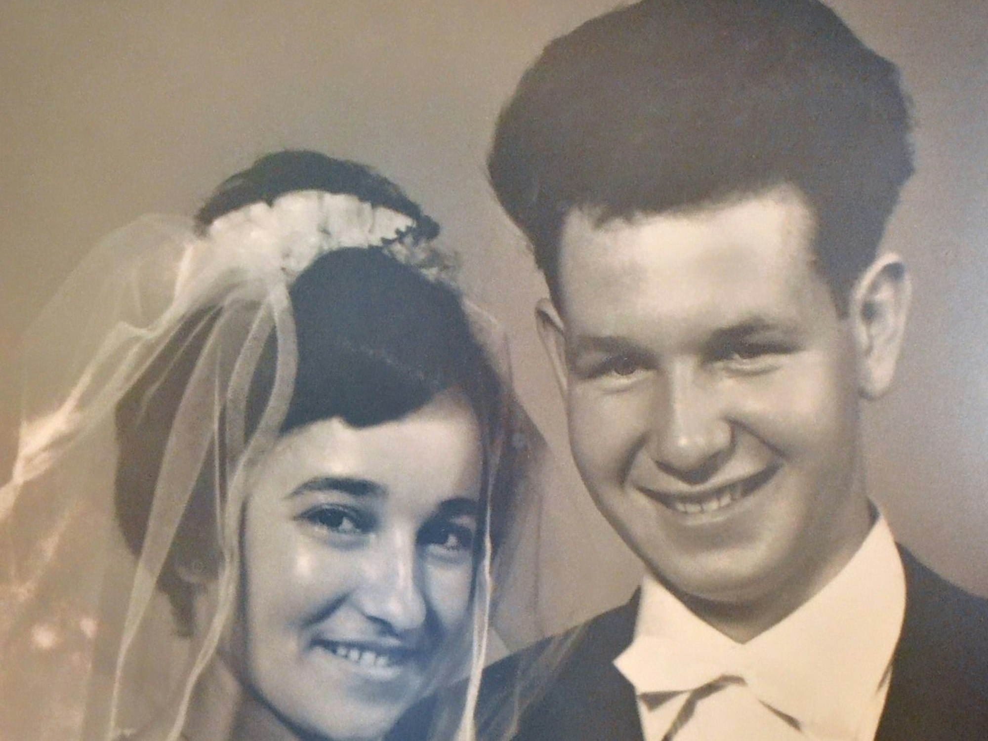 Das Schwarz-Weiß-Bild zeigt Anneliese und Hans-Dieter Büschkes bei ihrer Hochzeit.