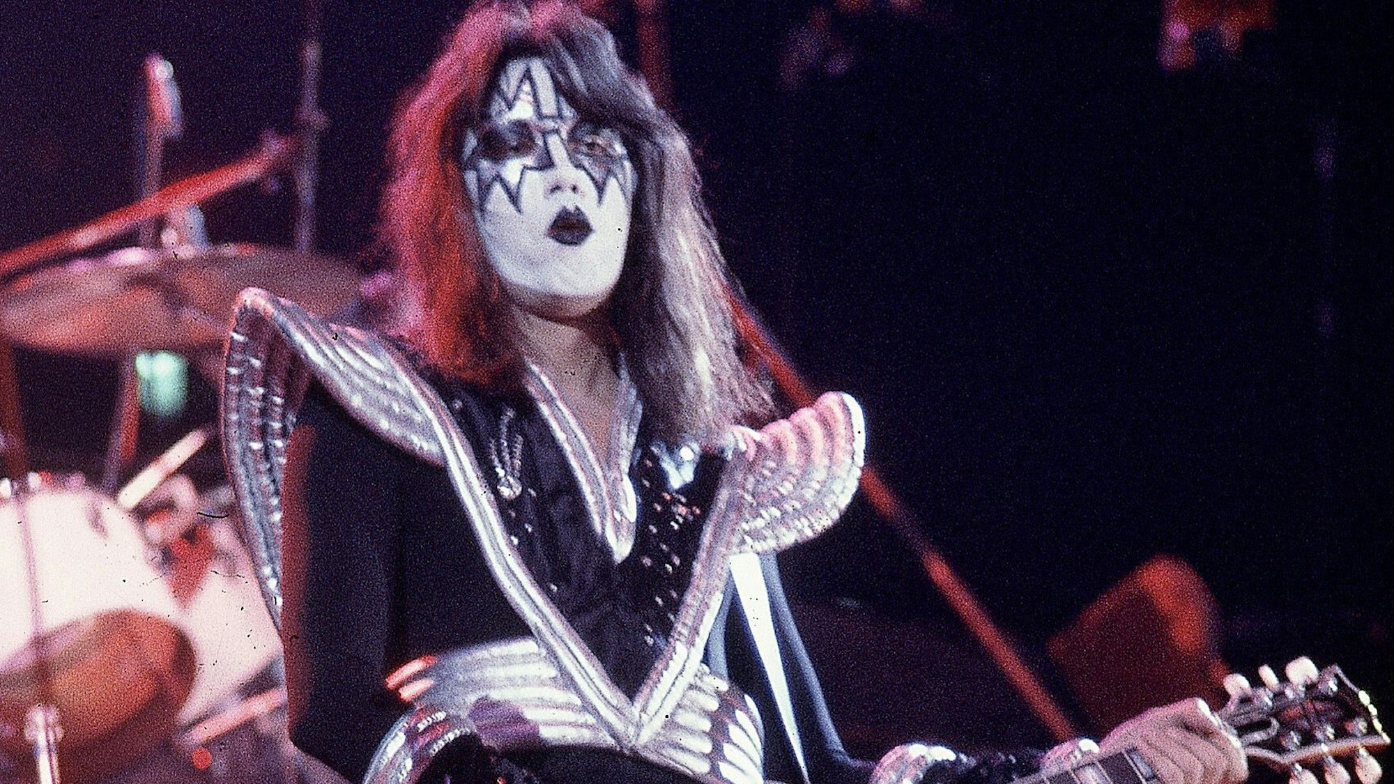 Ace Frehley, Lead-Gitarrist der Hard-Rock-Glam-Band KISS, spielt mit einer Les Paul-Gitarre während eines Konzerts im Civic Center.