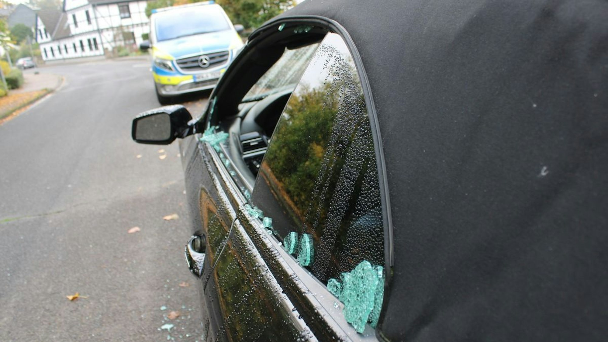 Ein aufgebrochener BMW steht auf der Straße. (Symbolbild)