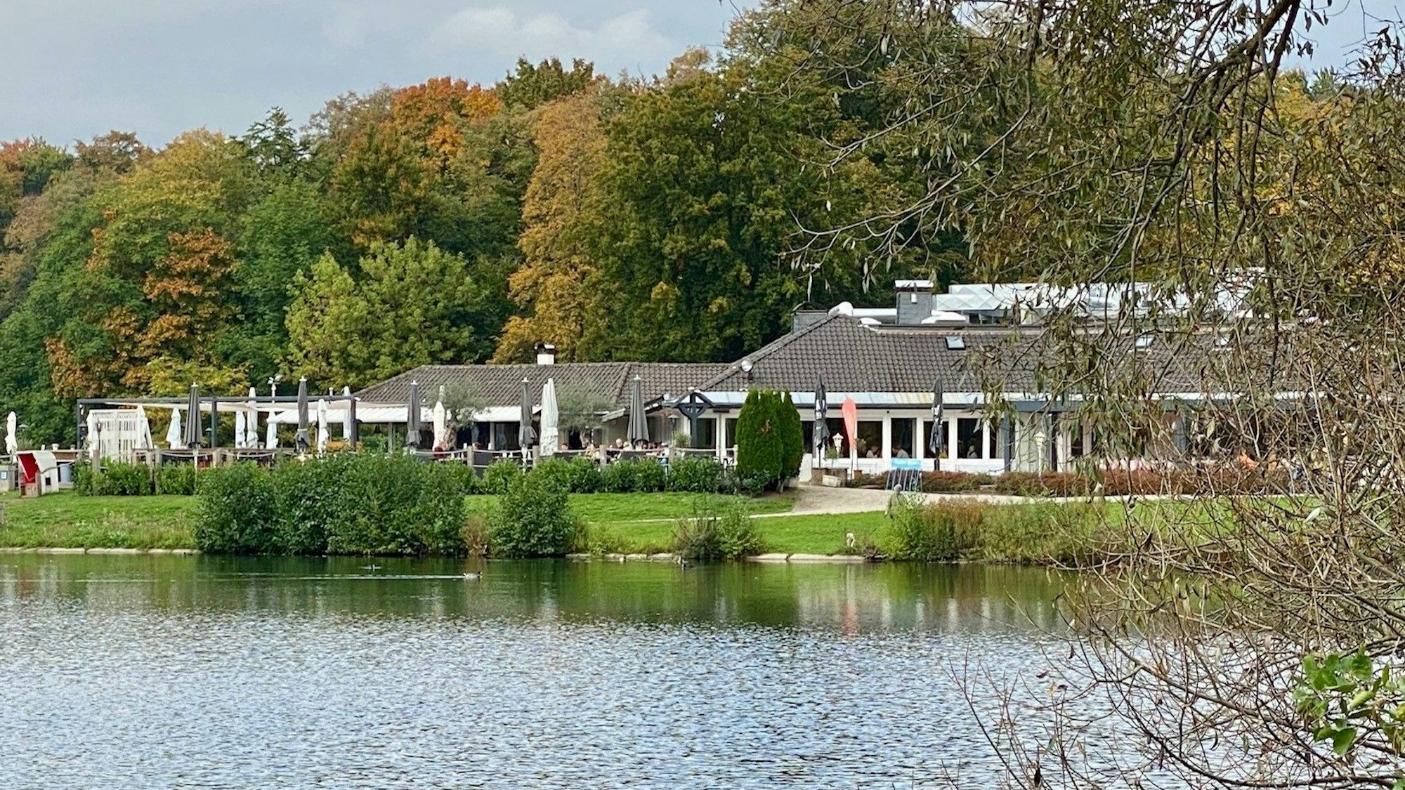 Das Nobelrestaurant Haus am See am Decksteiner Weiher ist eins von Kölns schönsten Ausflugszielen.